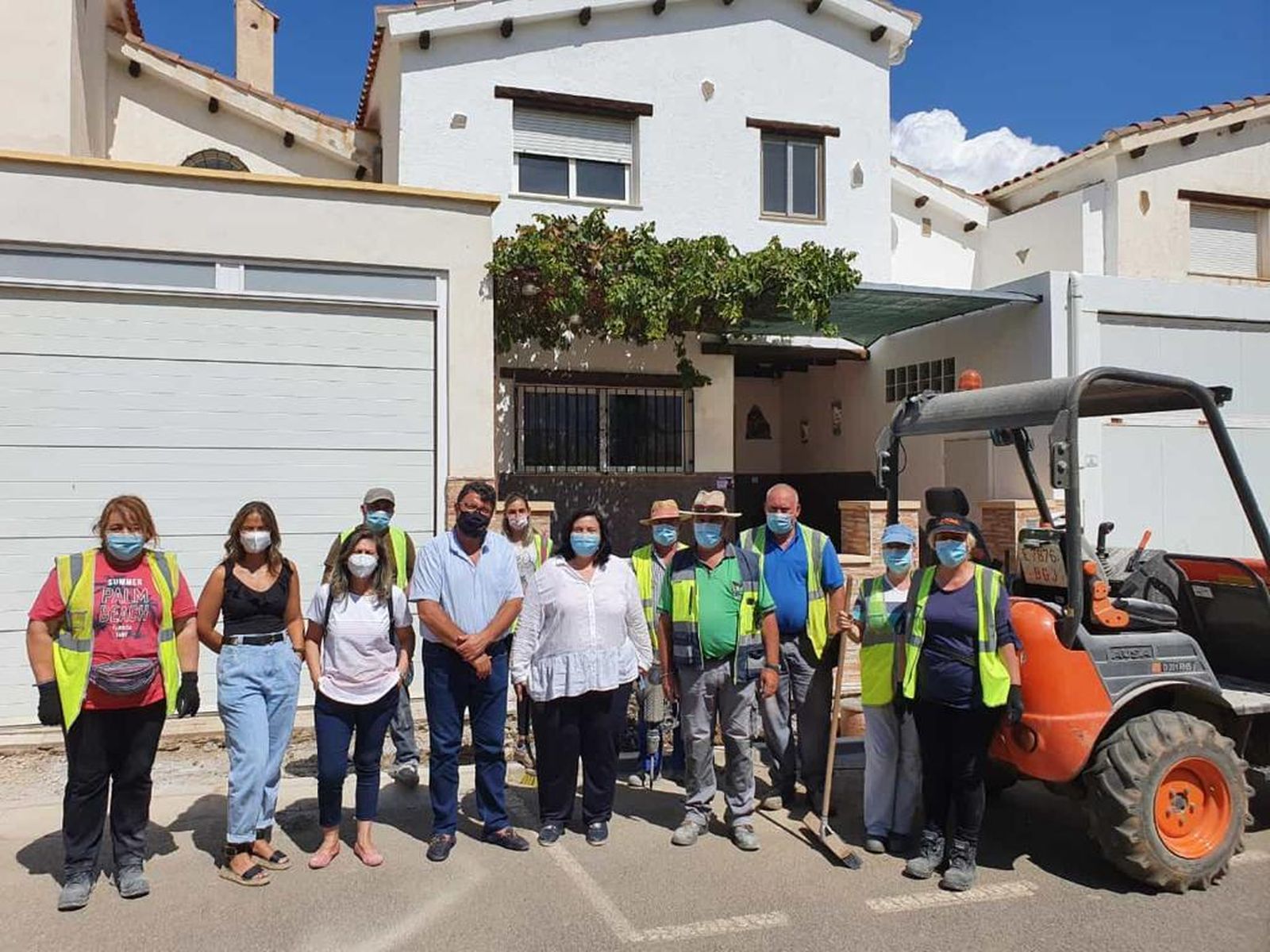 El alcalde, Rafa Montes, junto a la diputada Matilde Díaz y trabajadores del PFEA.