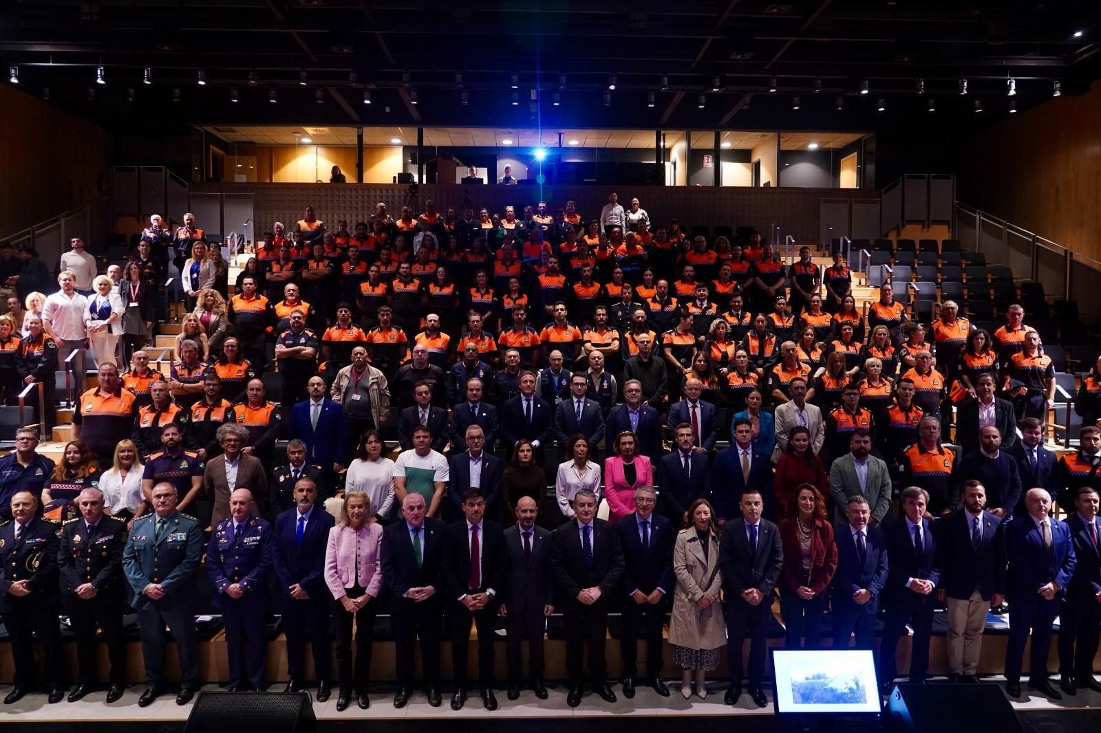 Autoridades junto a Protección Civil tras el anuncio de la subvención