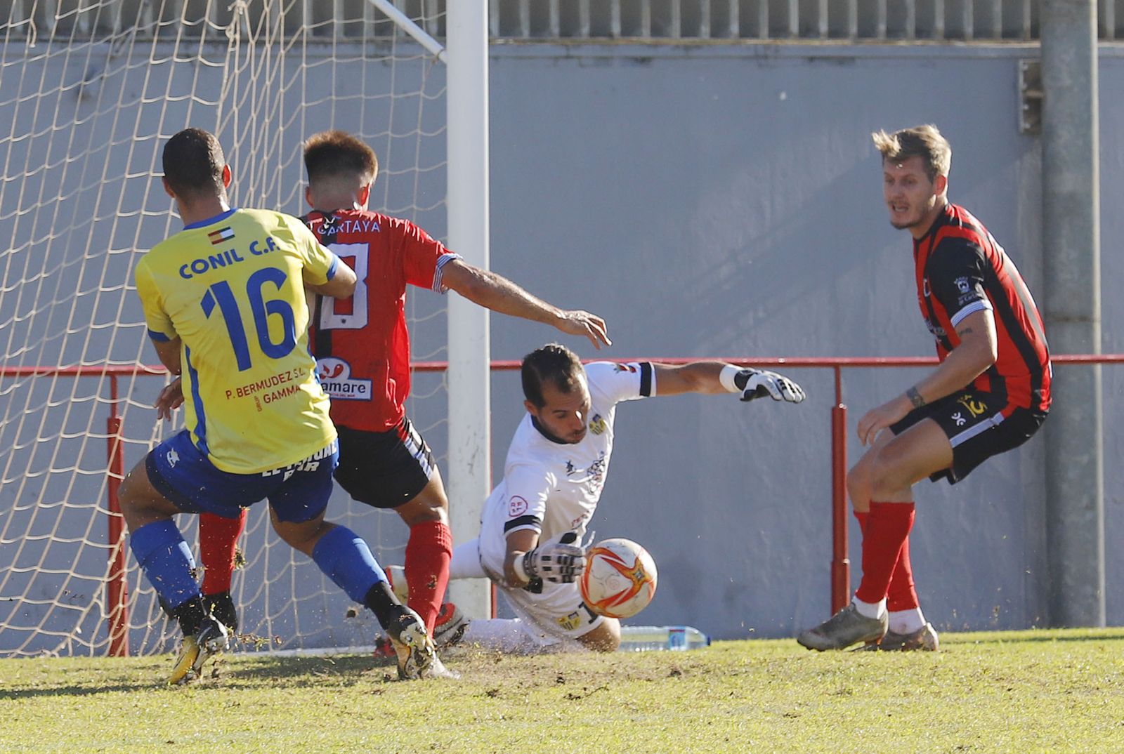 Kiko (16) realizó de nuevo una buena labor en tareas defensivas.