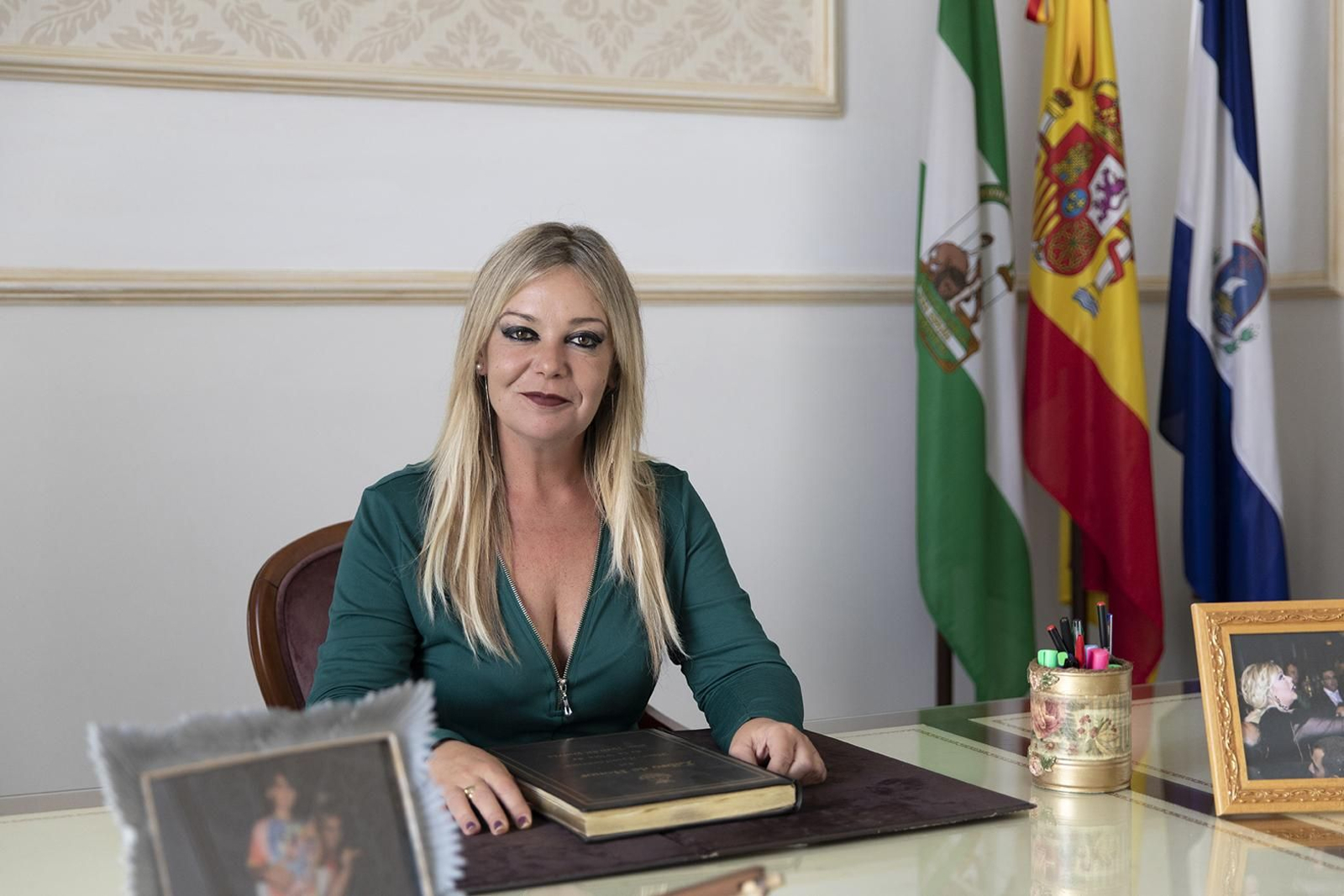 La Alcaldesa de San Juan del Puerto, Rocío Cárdenas, en su despacho.