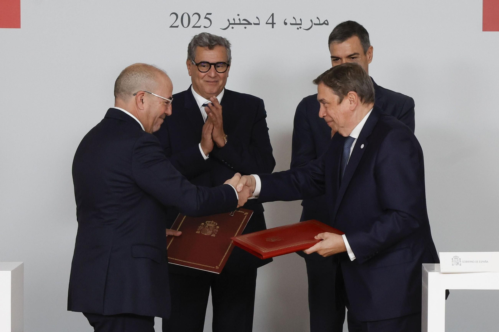 Luis Planas (d) y Ahmed El Bouari se estrechan las manos en presencia de Aziz Akhannouch y Pedro Sánchez.