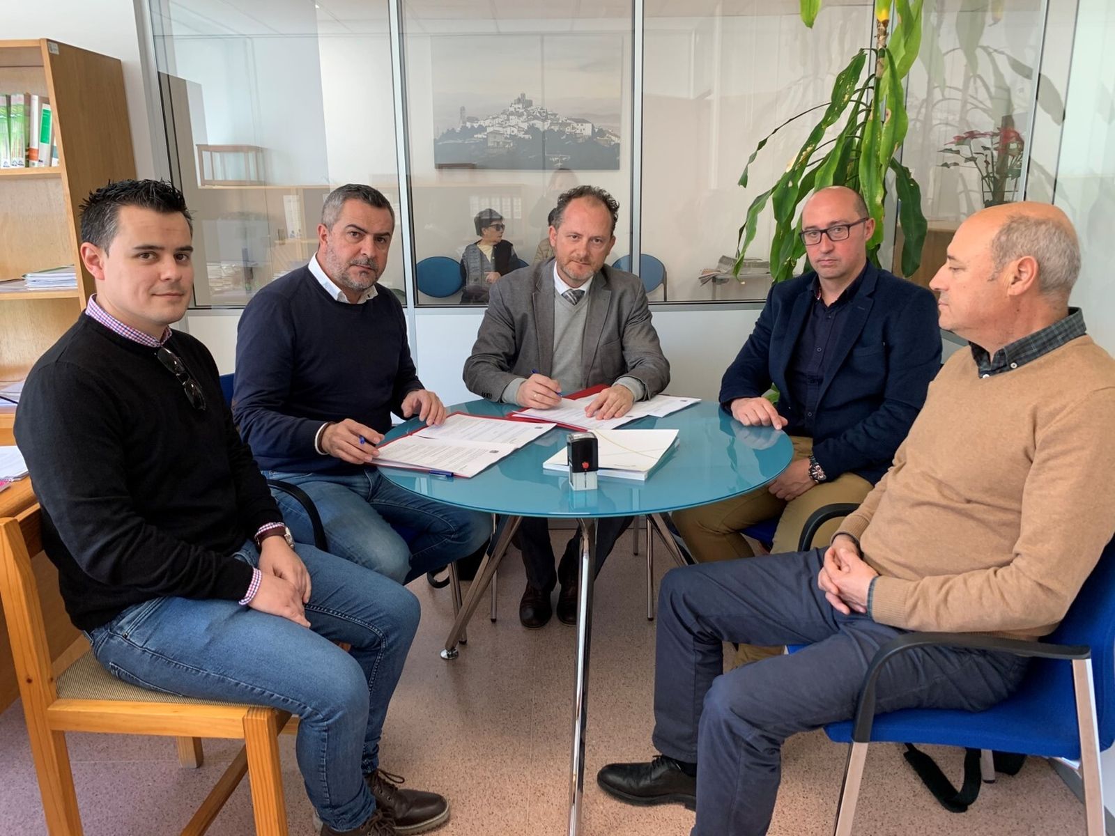 Momento de la firma del convenio.