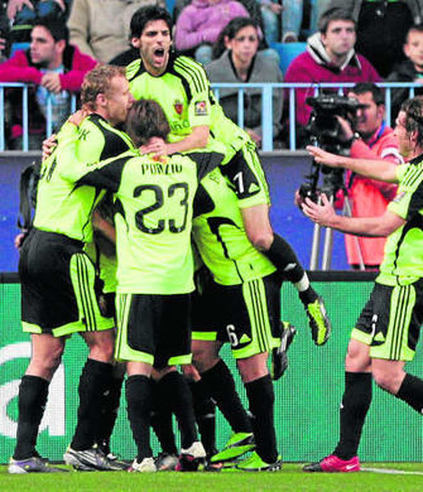 Los jugadores del Zaragoza celebran el tanto de Bertolo.
