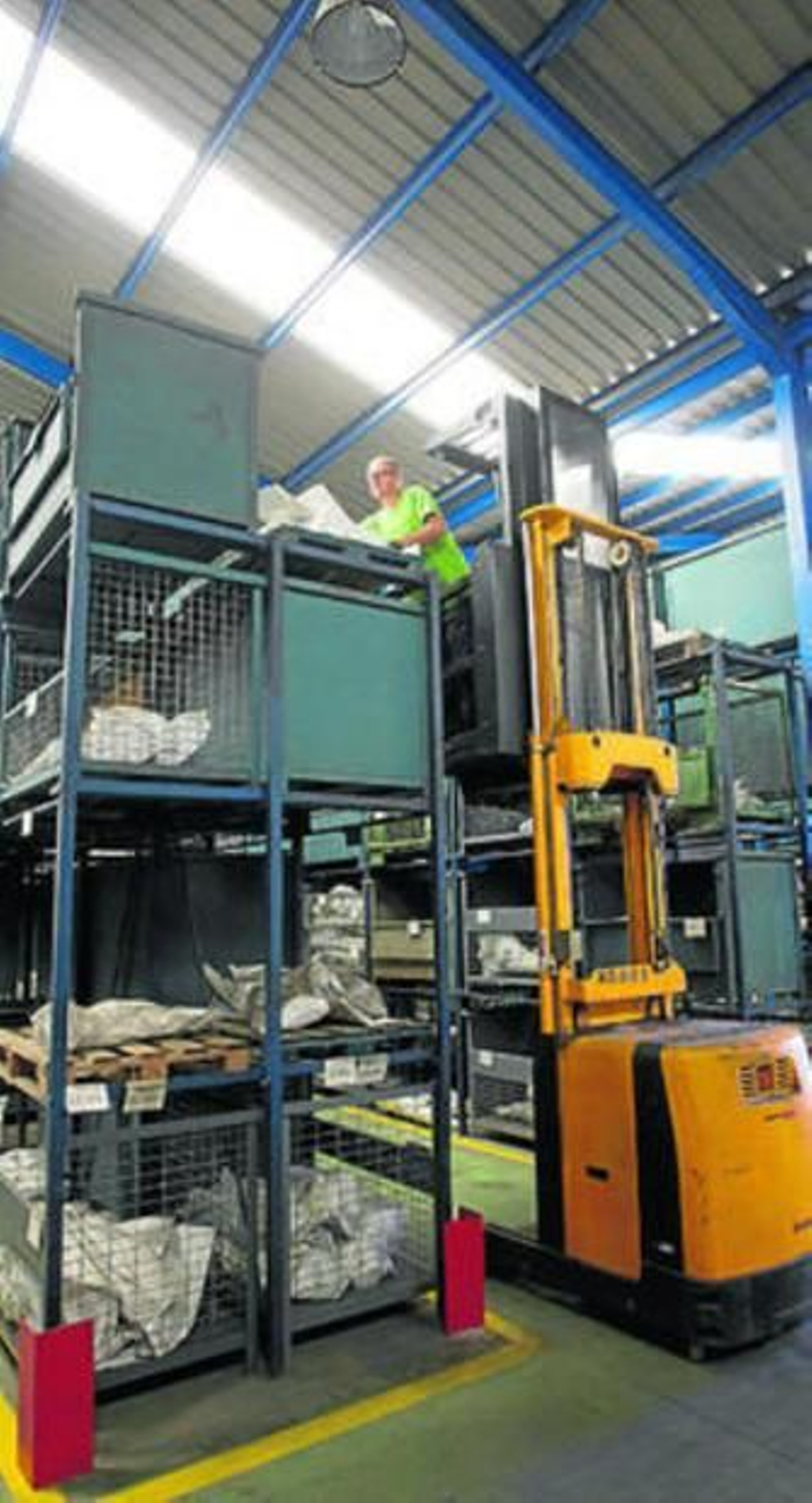 Un empleado en una fábrica malagueña. Un empleado en una fábrica malagueña.