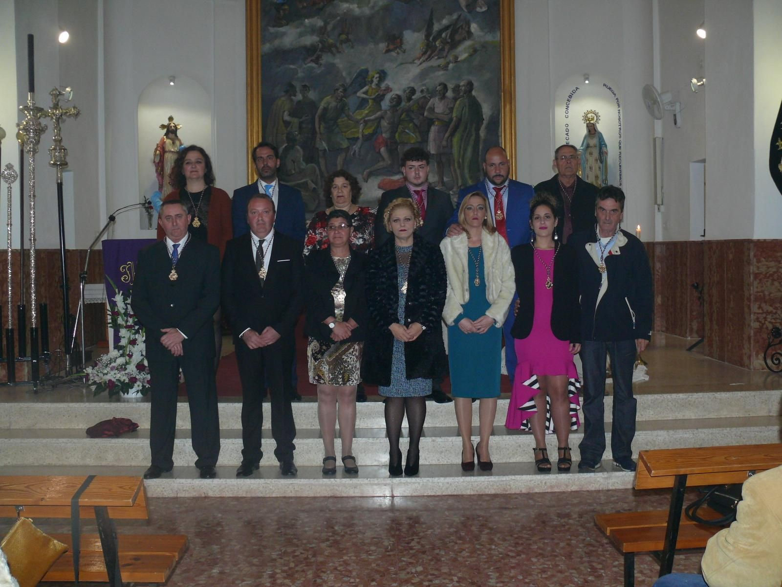 La nueva junta de gobierno del Gran Poder de Nerva, tras la toma de posesión de sus cargos junto a la hermana mayor, Rocío Domínguez Corrales.