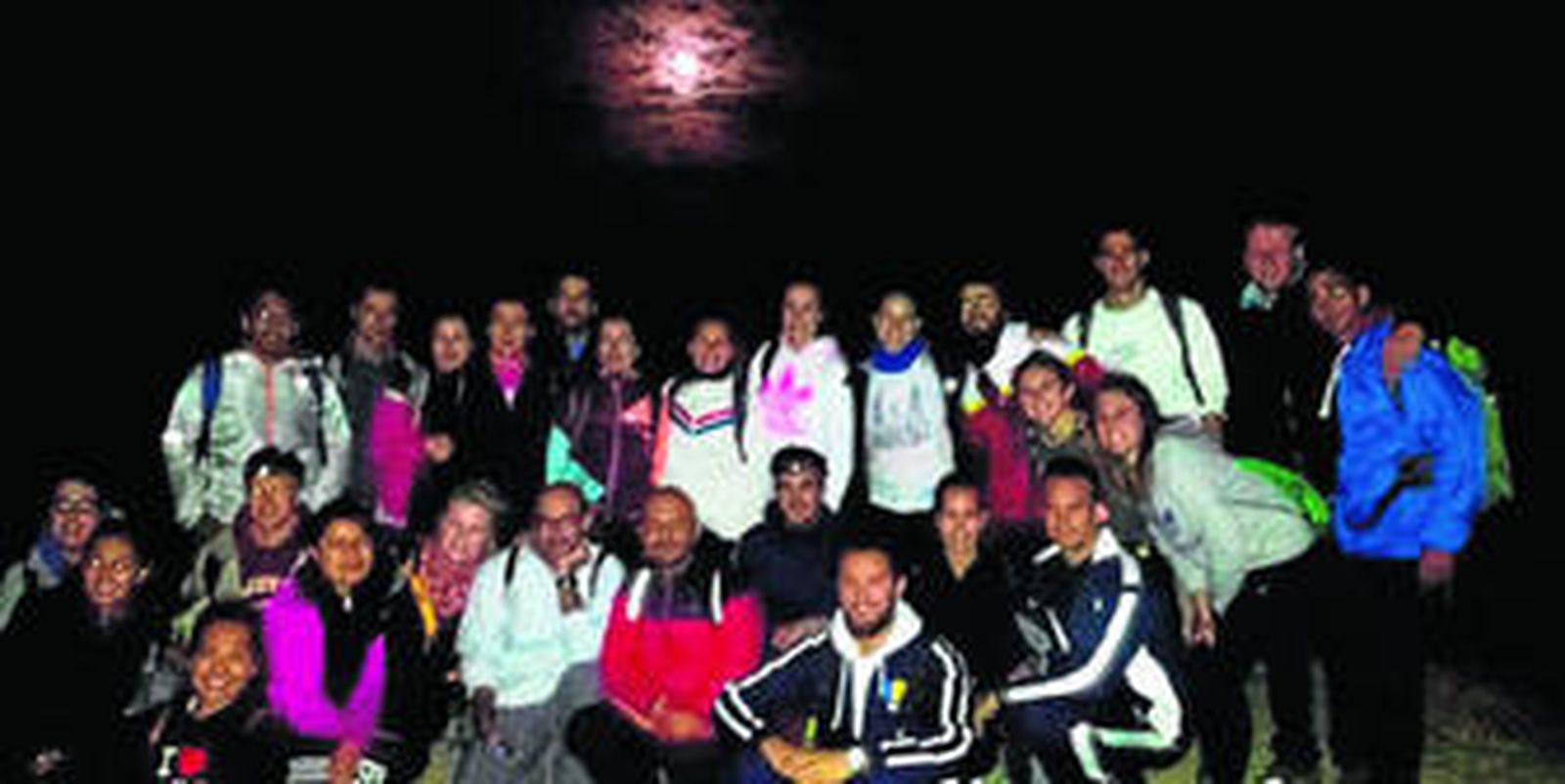 La salida de senderismo de luna llena atrajo a 30 miembros de la comunidad universitaria.