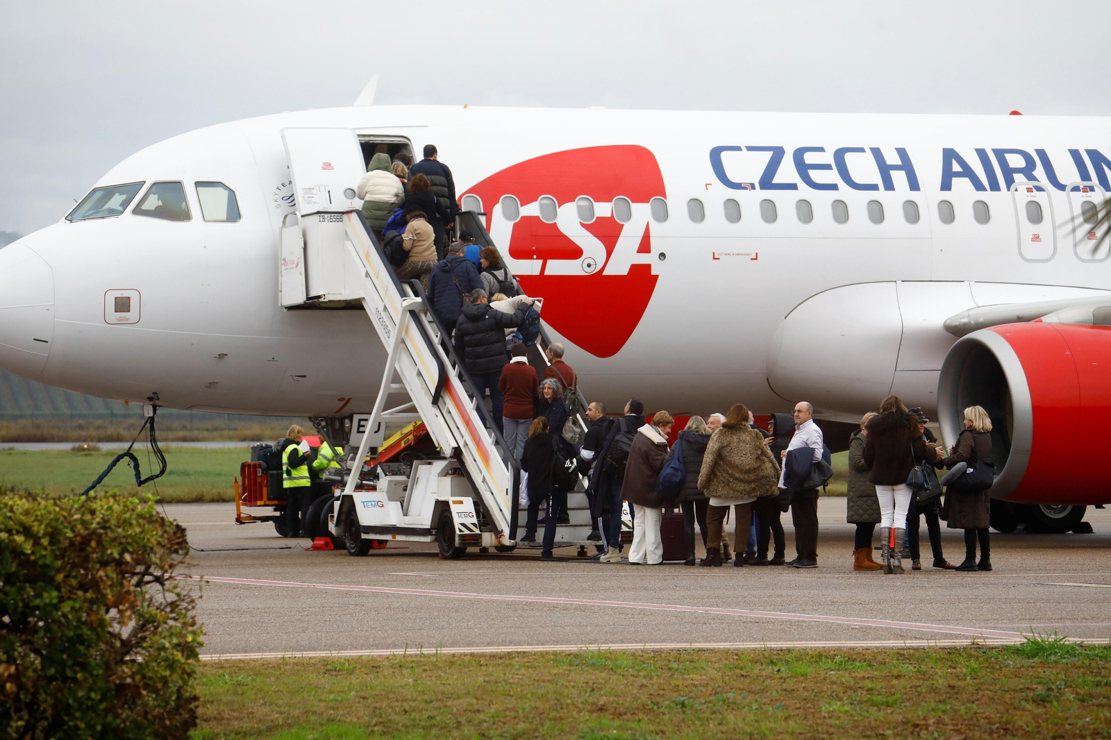 El despegue del el primer vuelo chárter a Europa en el aeropuerto de Córdoba, en imágenes