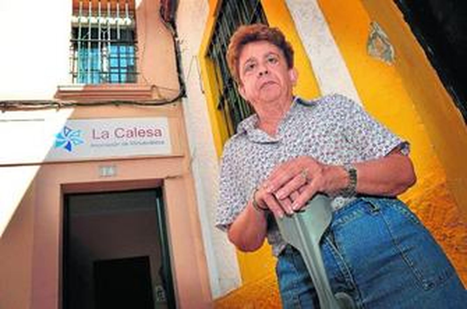 La presidenta de la fundación 'La Calesa', Amparo Mateos, en la puerta de la sede.