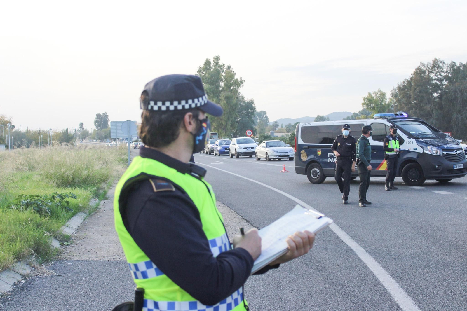 El control de la Policía a la salida de Córdoba, en fotografías
