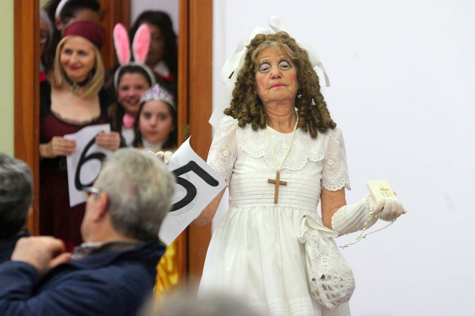 Pepi Redondo, la Abuela del Carnaval Colombino, durante su desfile en el acto de elección que tuvo lugar en el Centro Social Lazareto.
