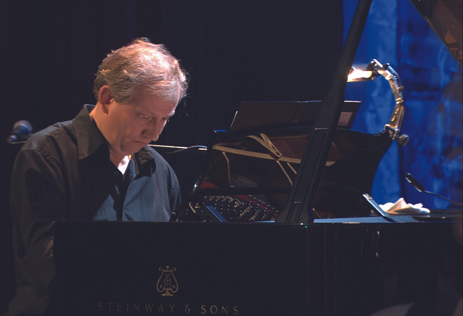 El compositor y musicólogo belga Wim Mertens tocando el piano en uno de sus conciertos.