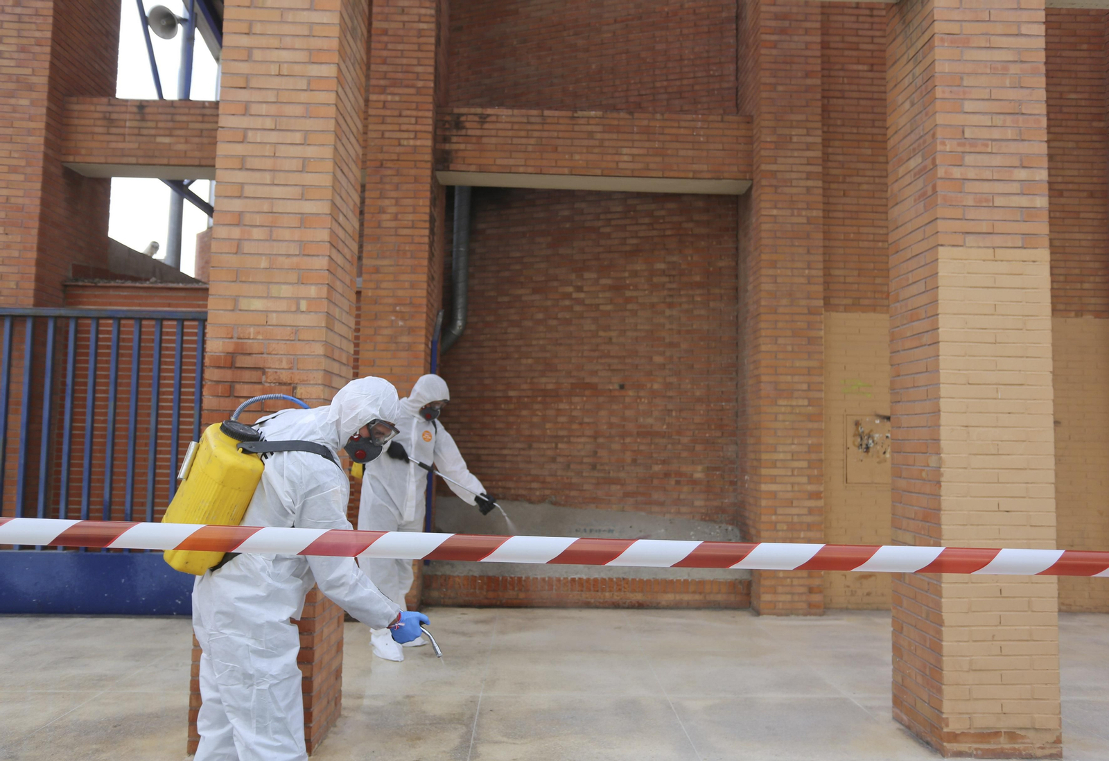 La UME desinfecta en Málaga la estación de autobuses y el puerto, en fotos