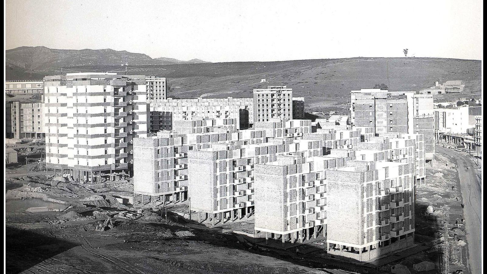 Barriada en la Reconquista, en su fase final de construcción.