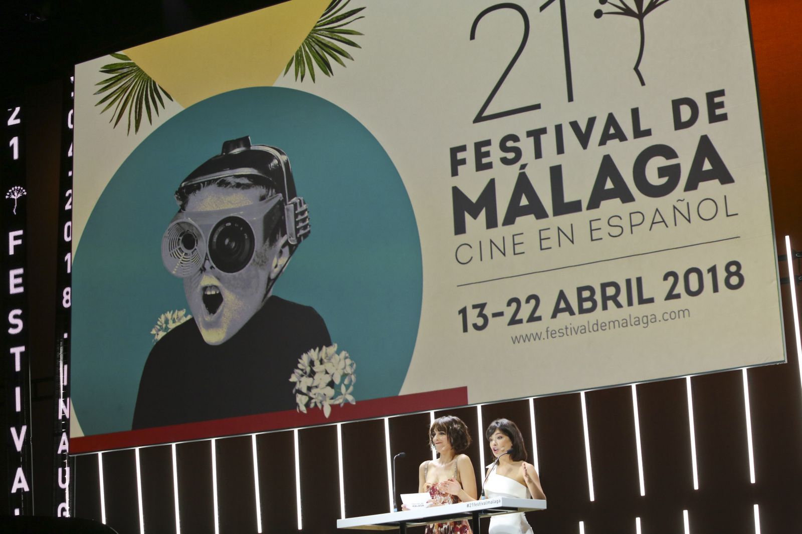 Anna Castillo y Belén Cuesta, presentadoras de la gala, ayer, en el Teatro Cervantes.