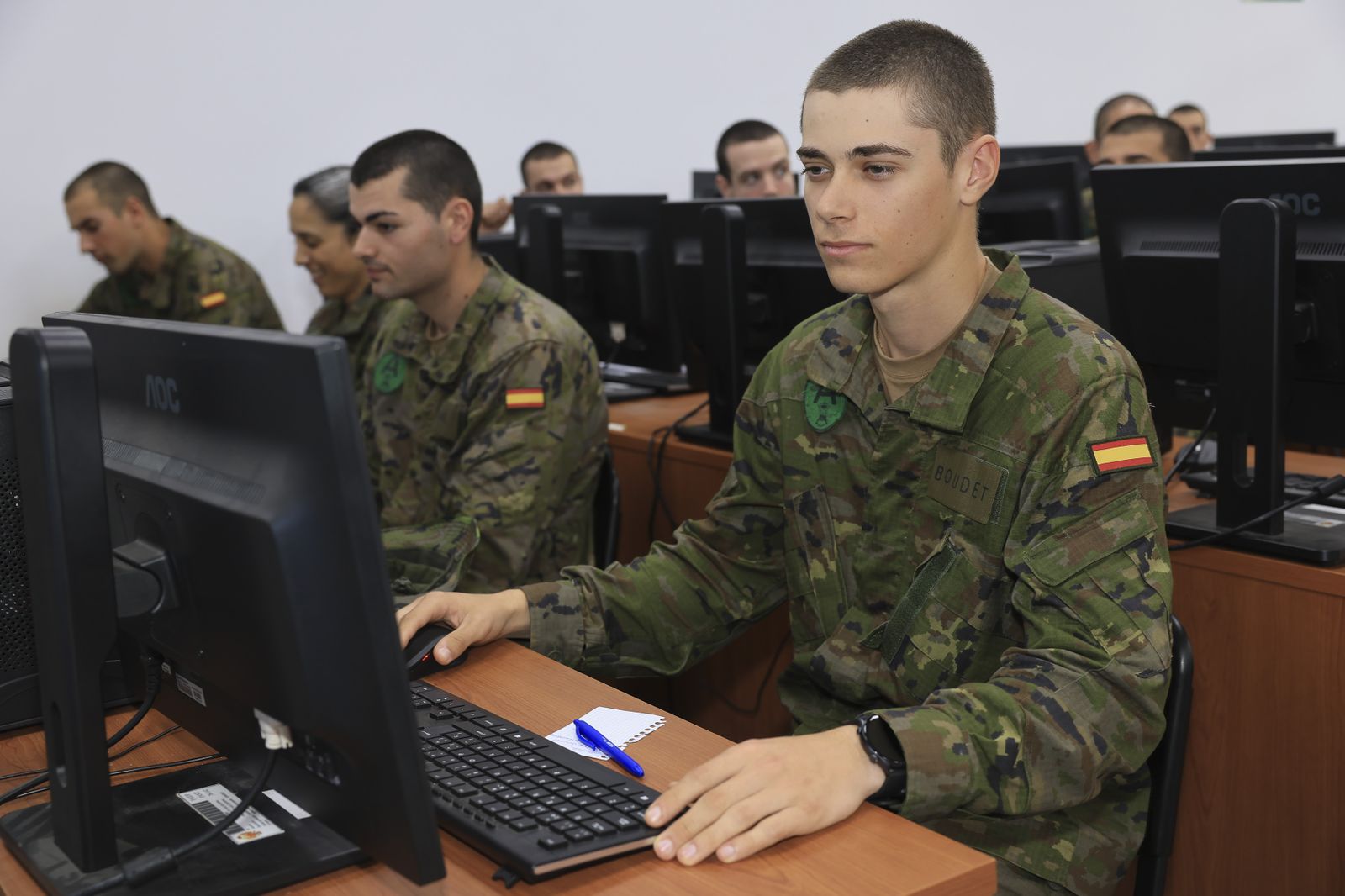 La ministra de Defensa, en el acuartelamiento de Camposoto de San Fernando