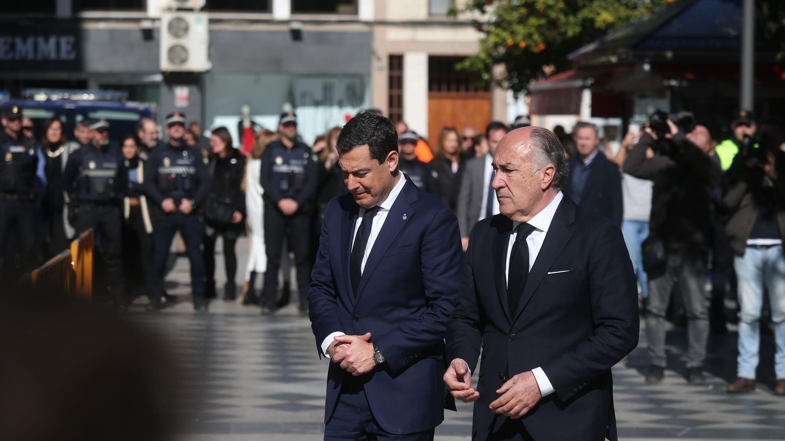 Juanma Moreno y José Ignacio Landaluce llegando al funeral de Diego Valencia. Juanma Moreno y José Ignacio Landaluce llegando al funeral de Diego Valencia.