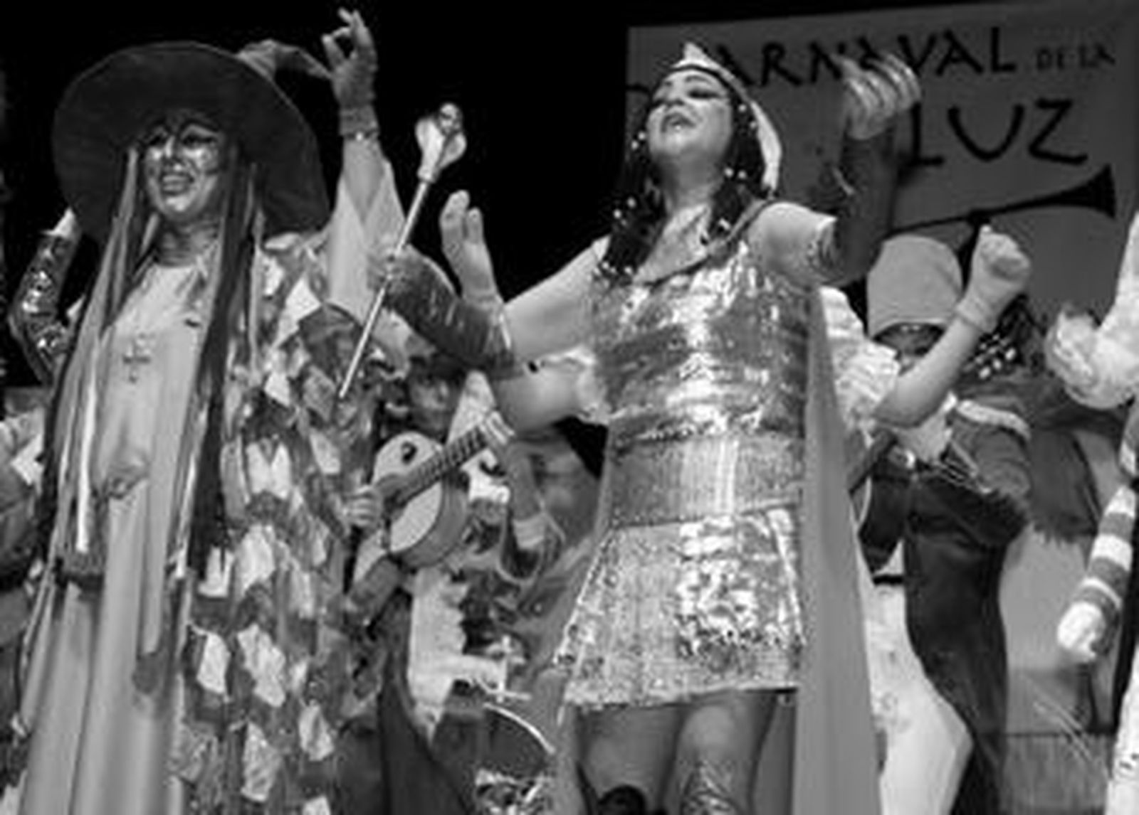 En la comparsa local 'La moneda', en su mayoría compuesta por mujeres, durante su intervención.