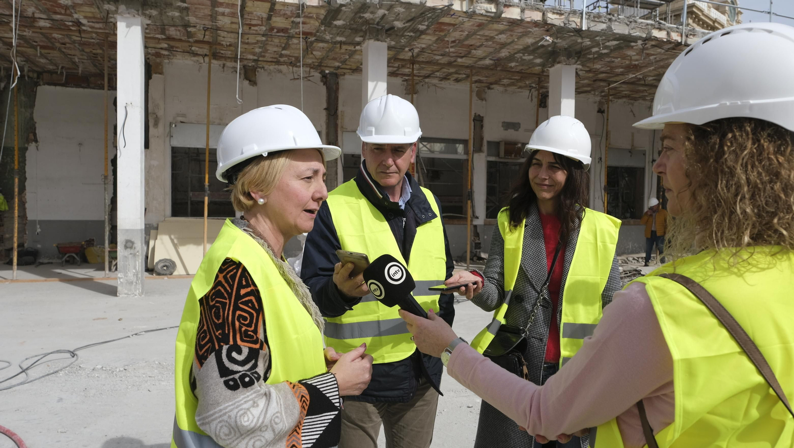Las mejores imágenes del derribo de la oficina central de Correos en Almería