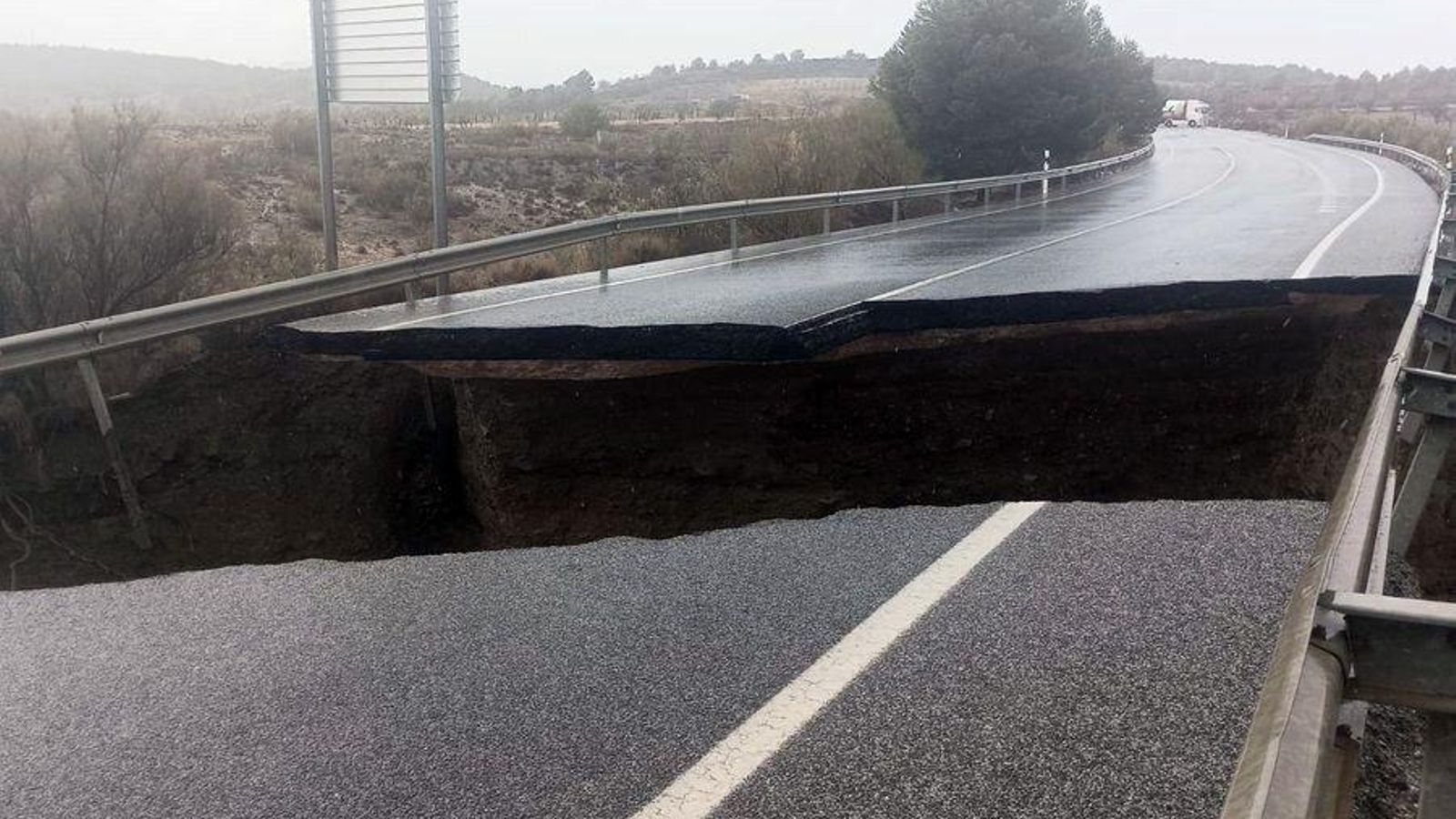 Las lluvias provocaron el derrumbe de una carretera en Serón.