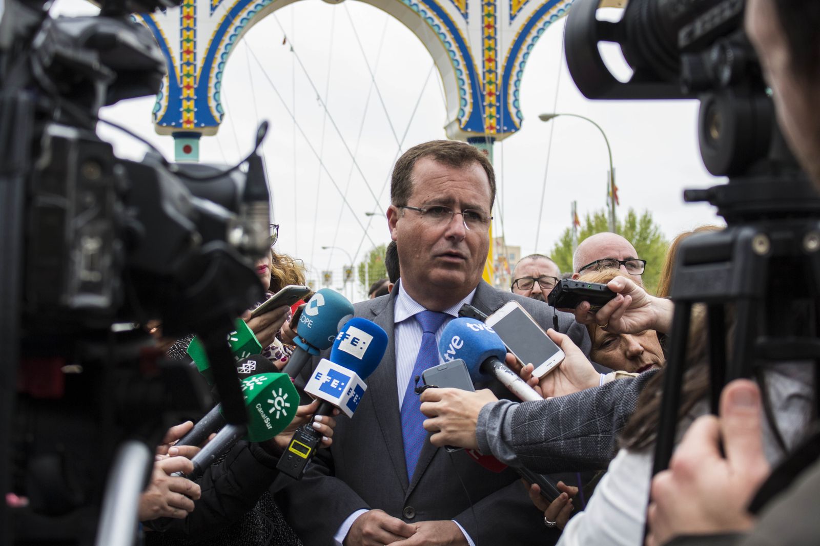 Juan Carlos Cabrera, ayer en la portada de la Feria de Abril.