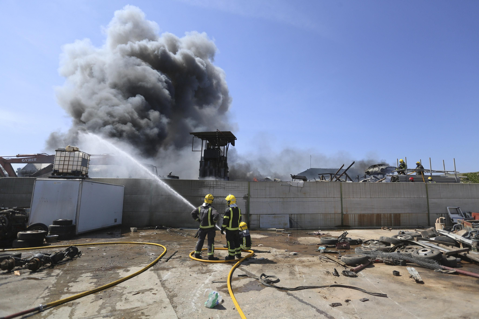 Bomberos trabajan en un incendio declarado en un desguace en una imagen de archivo.