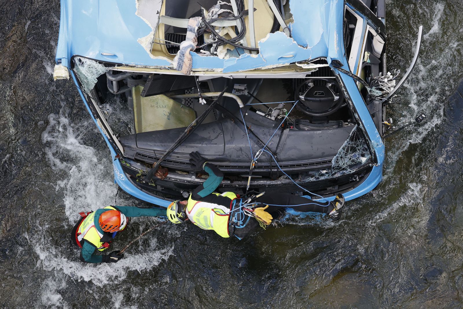 Impactantes imágenes: así quedó el autobús de Pontevedra tras caer al río