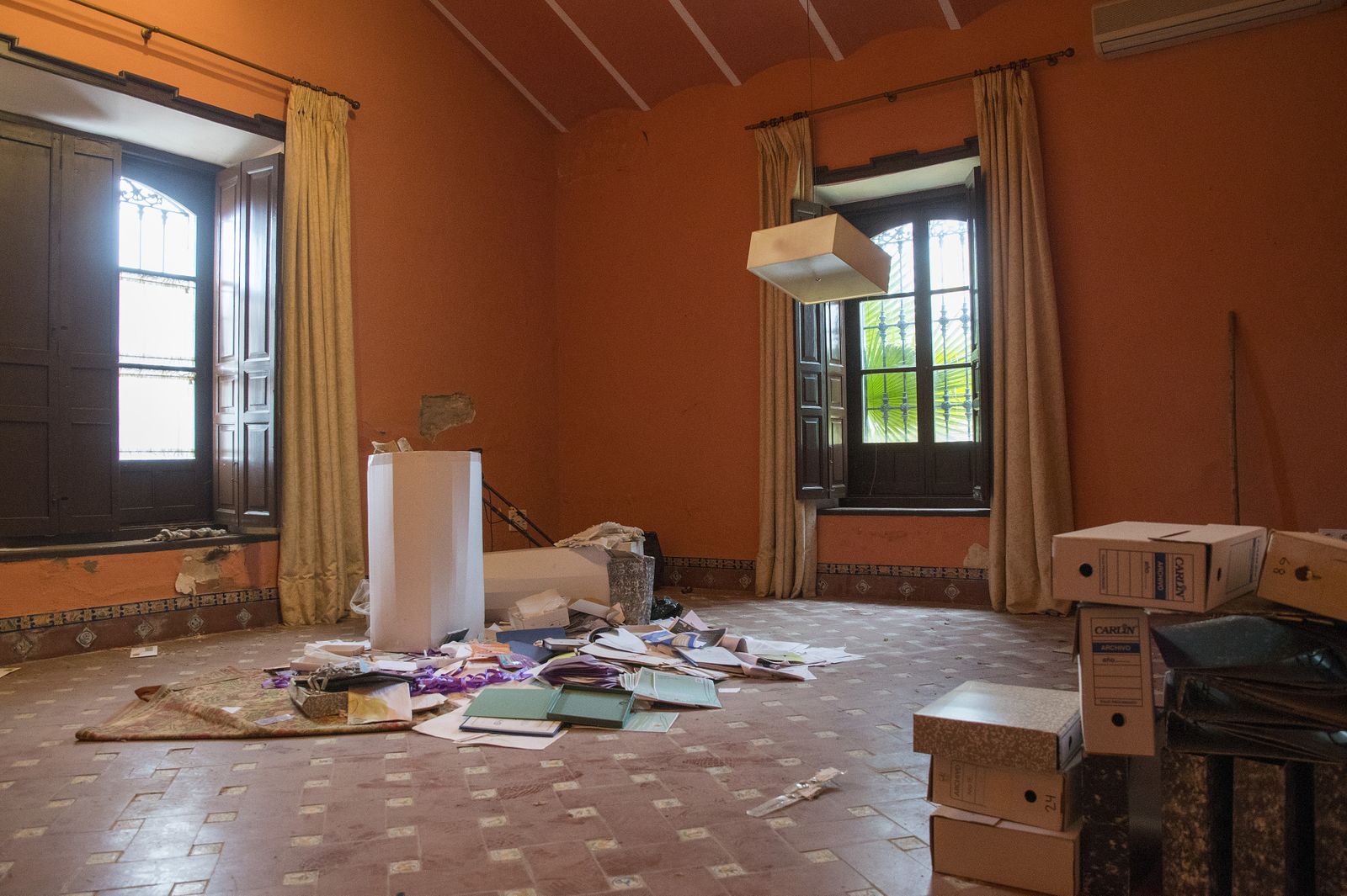 Una de las salas de la Hacienda, con elementos arrancados y esparcidos por el suelo.