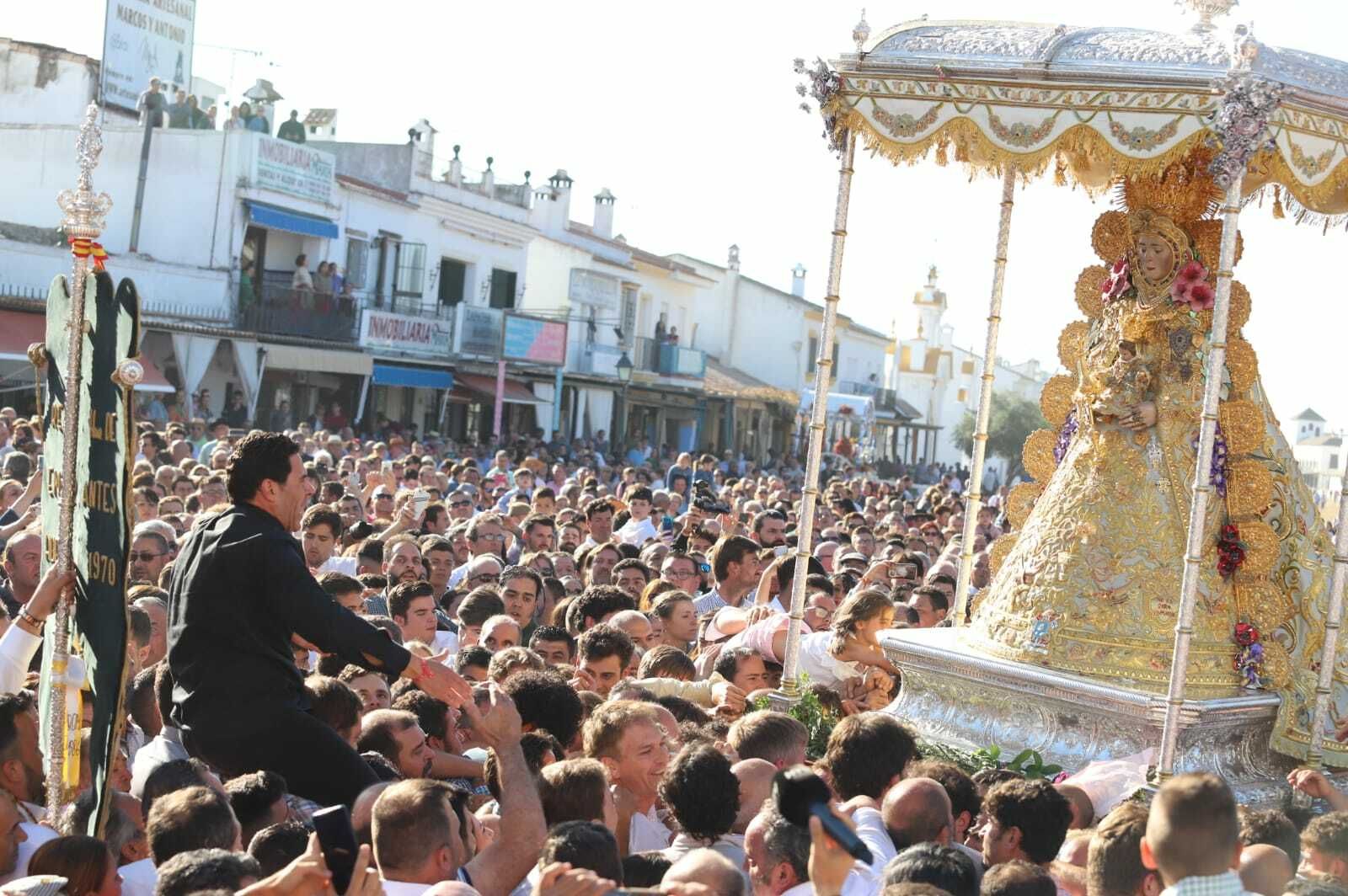 Vivas a la Virgen a su paso por la hermandad de Emigrantes.