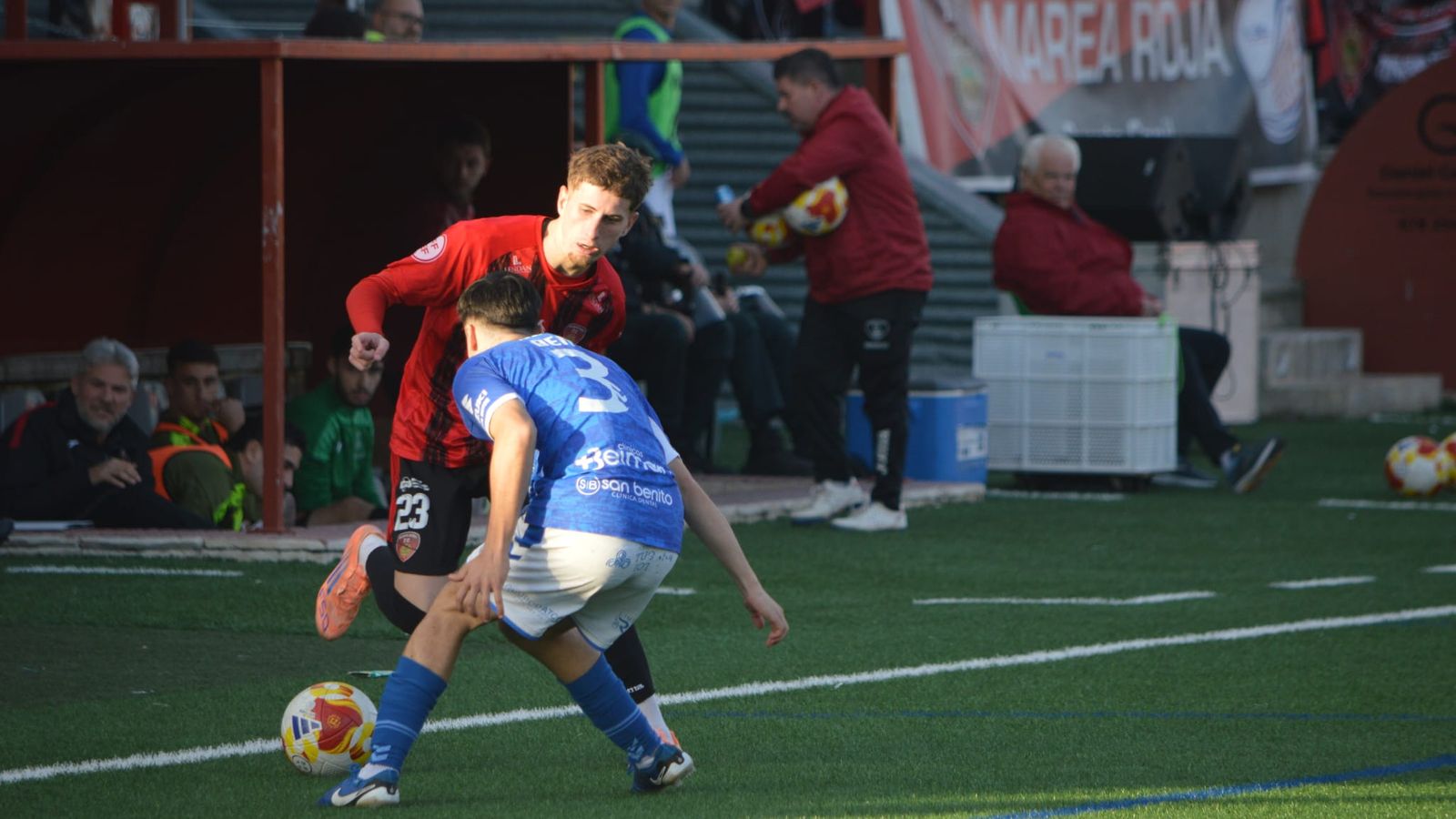 Tomazinho es presionado por Beny.