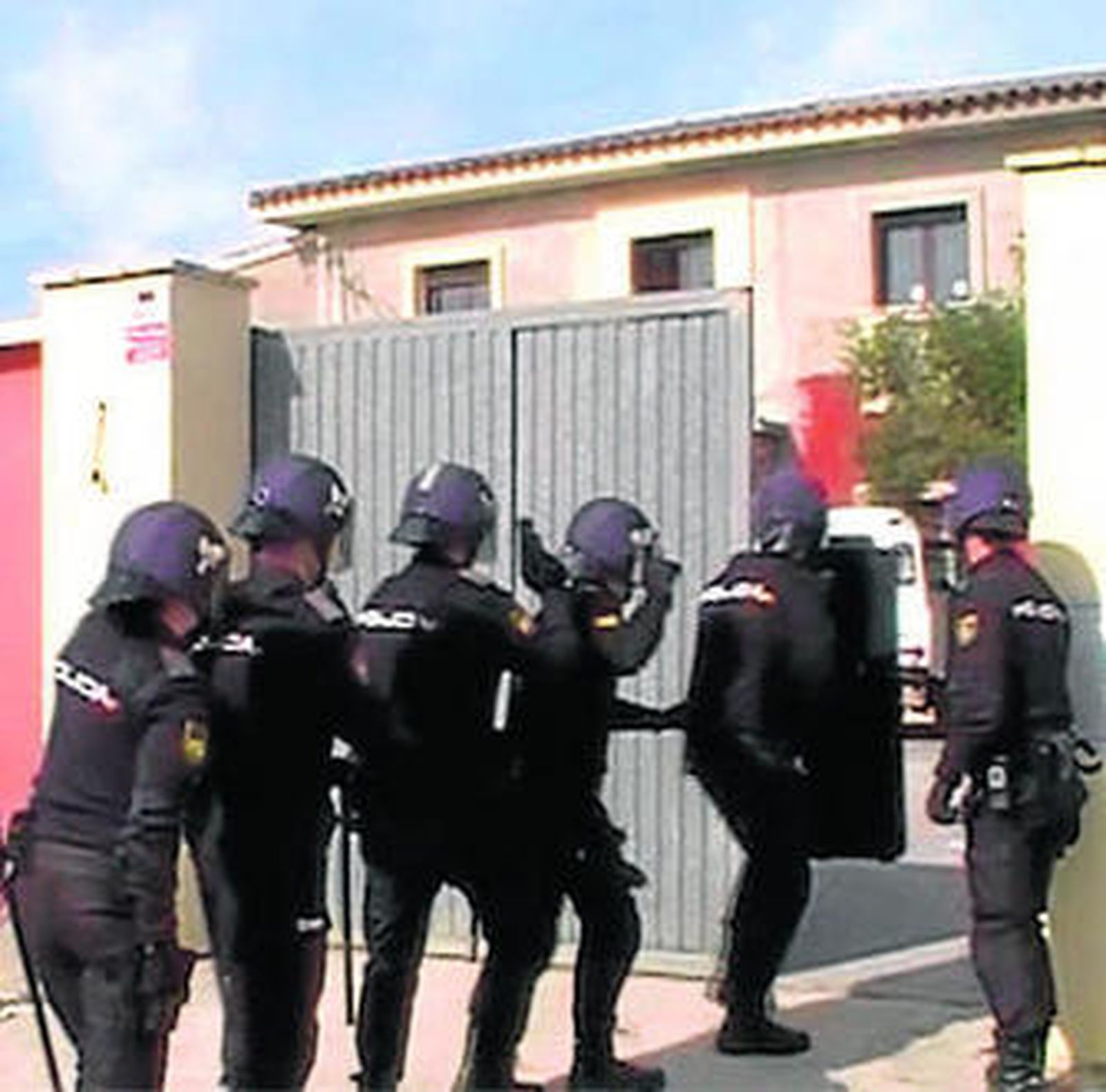 La Policía registra uno de los domicilios de los detenidos.