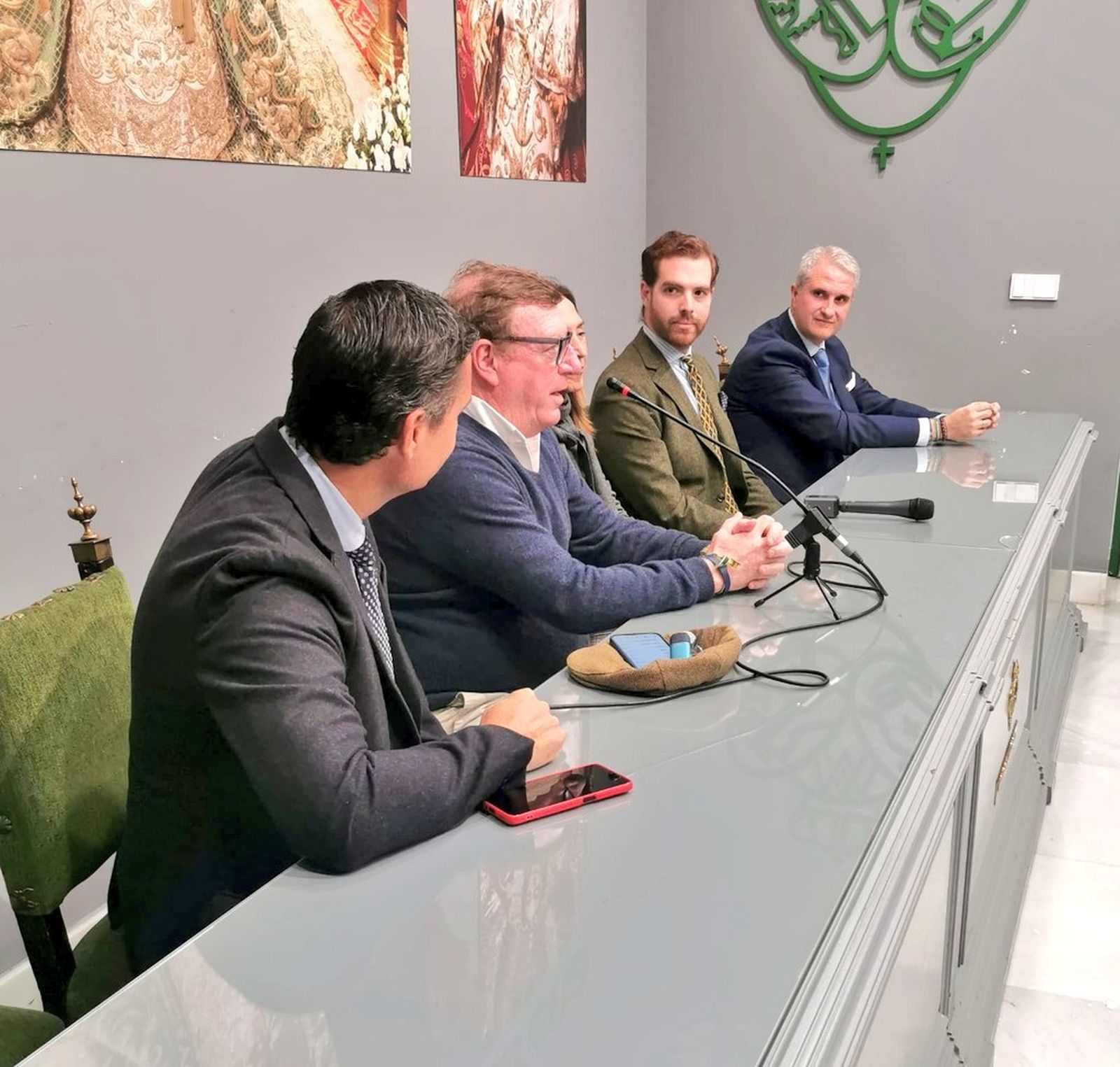 El pregonero se dirige al auditorio en plena rueda de prensa