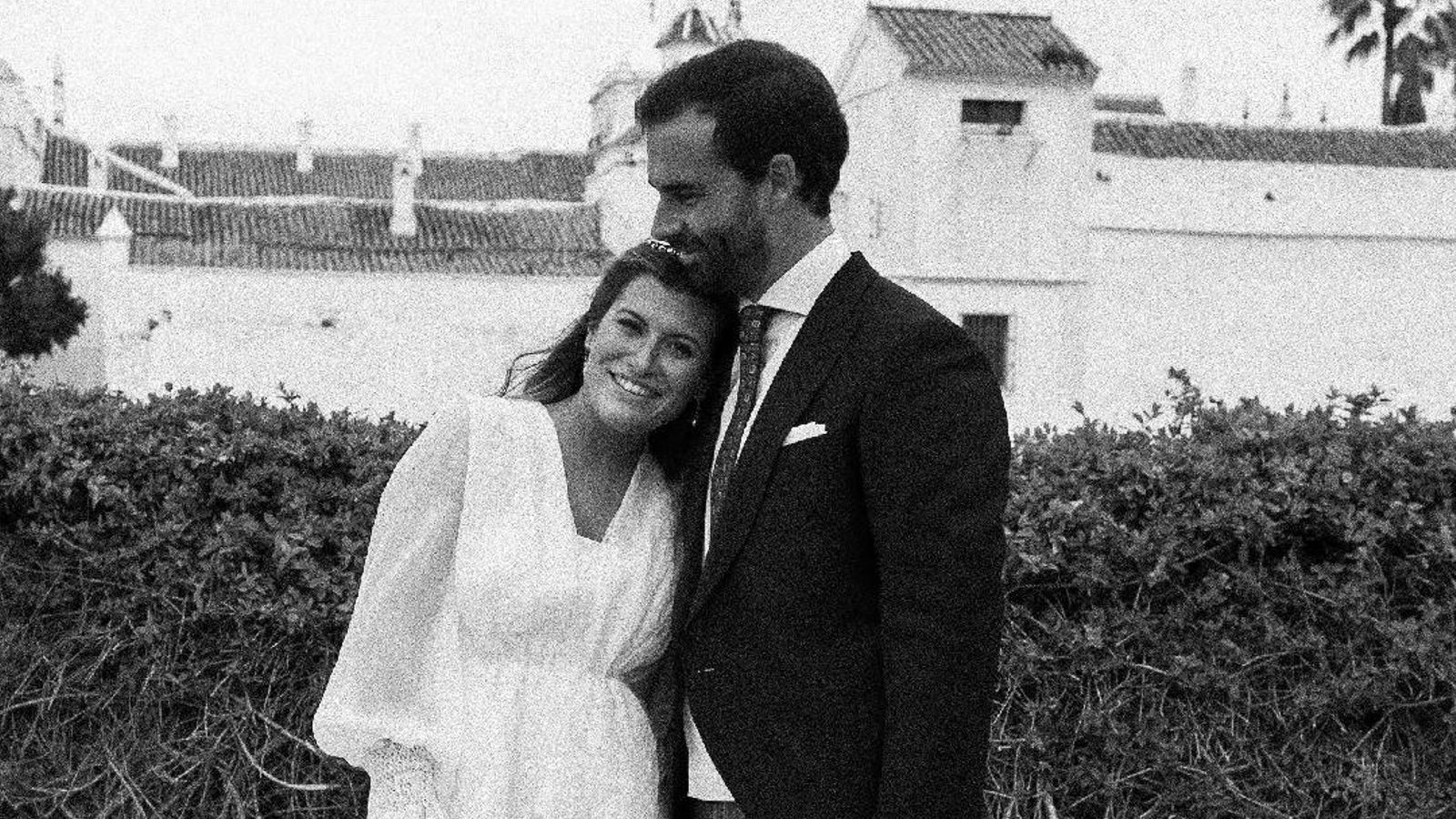 El nuevo matrimonio Nicolás del Cuvillo Ortíz y Lucía Jiménez Gómez, en la Hacienda 'Los Miradores', durante la celebración.