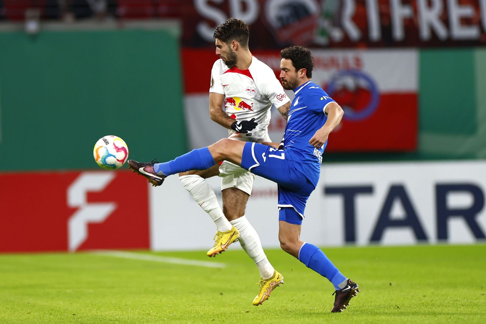 Delaney, ante  Szoboszlai en el partido de Copa en que el Hoffenheim cayó ante el Leipzig.