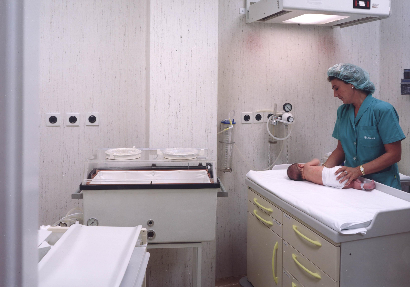 Matrona en un cuarto de reanimación post parto