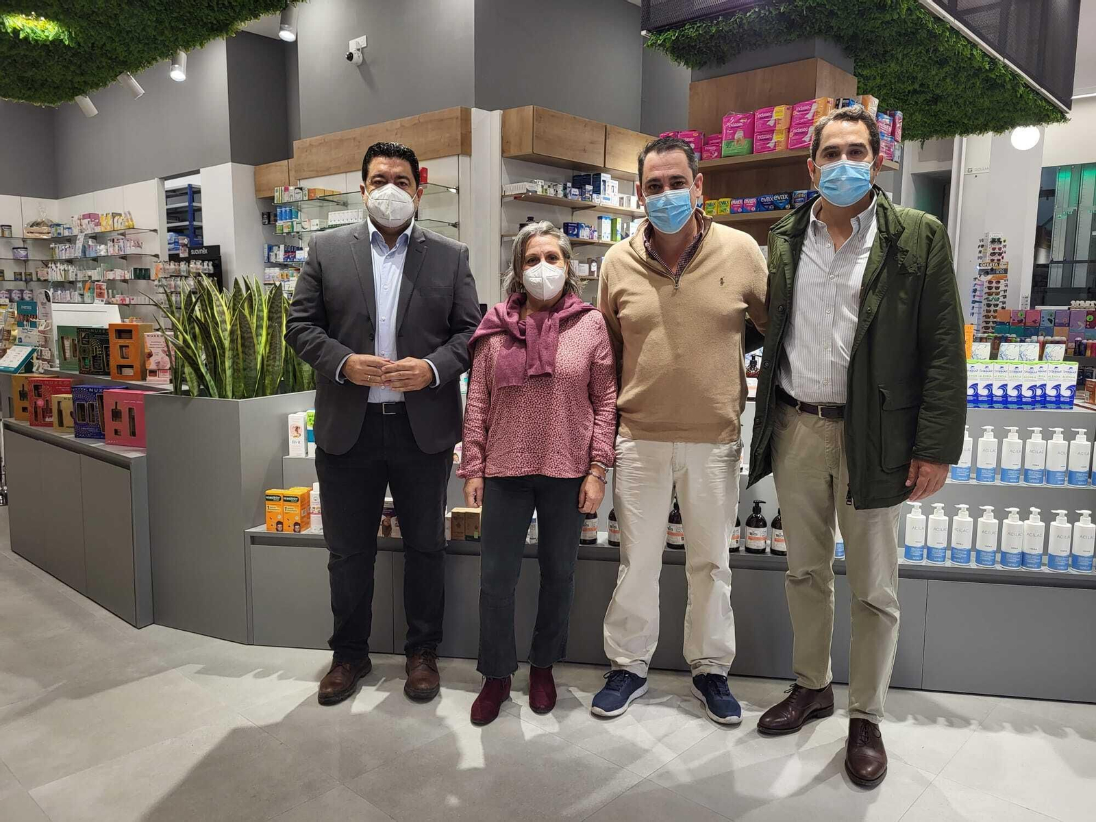 En Farmacia Lorente con su propietario, Antonio Lorente.