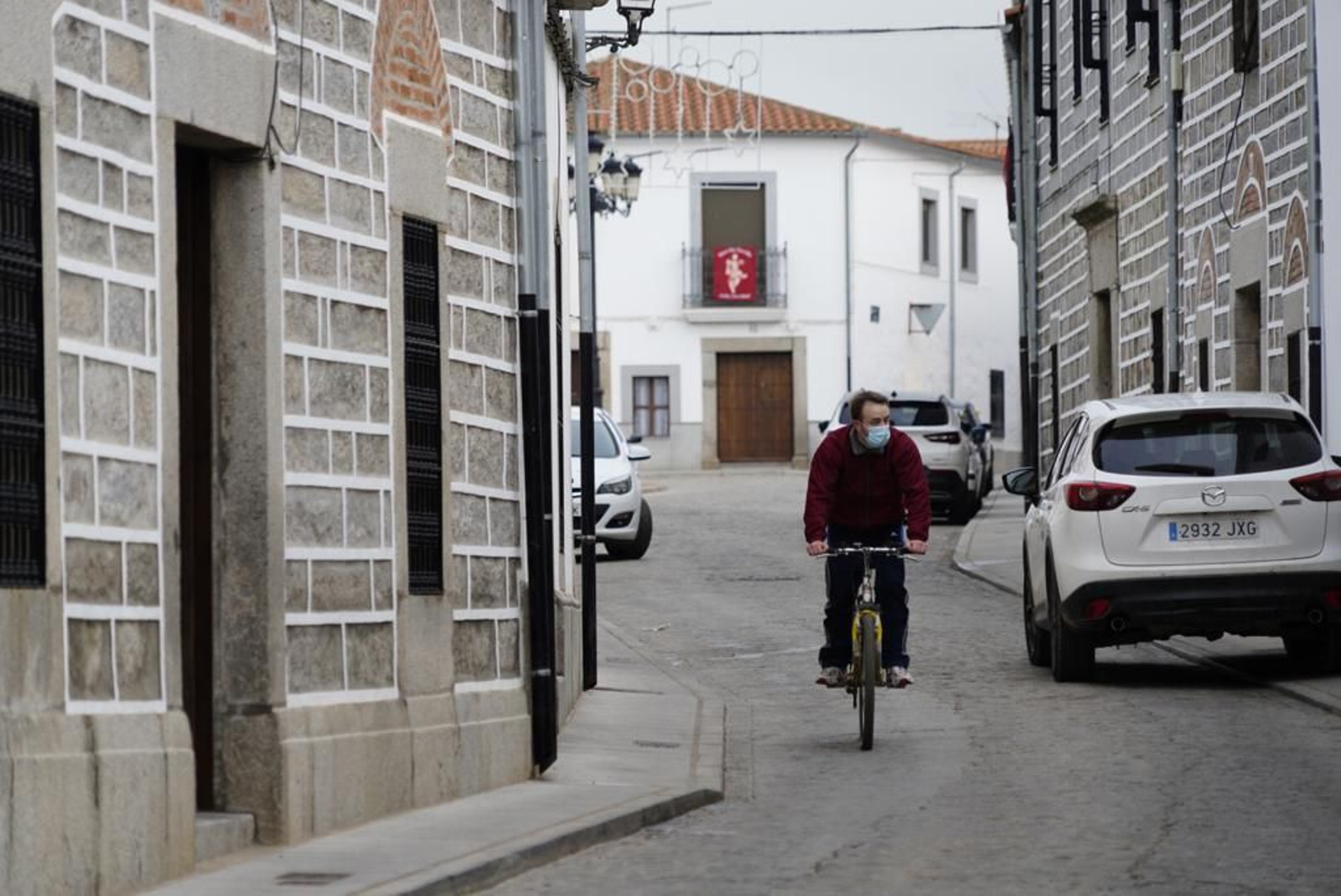 Un hombre circula en bicicleta por Añora.