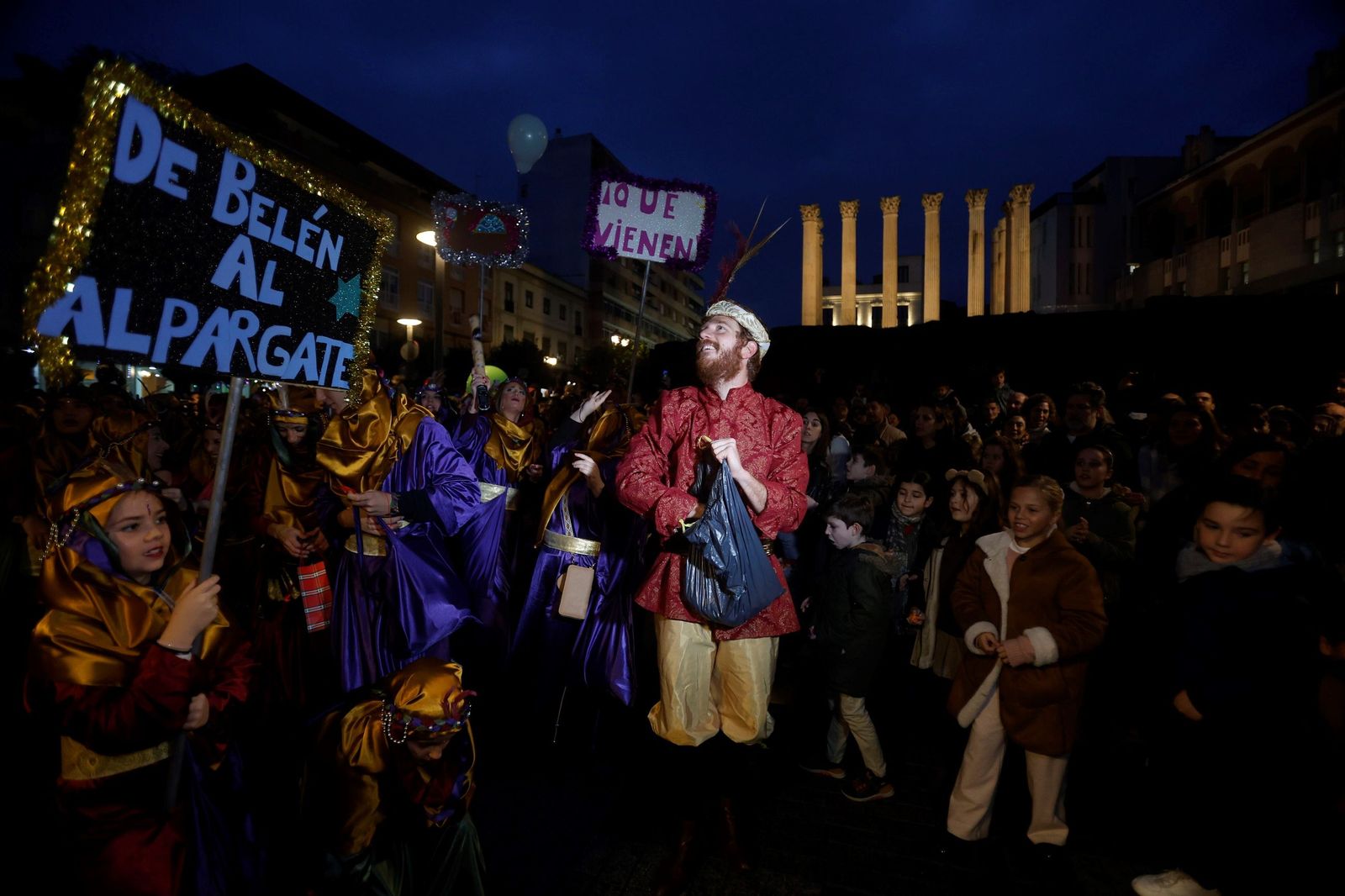 El Cartero Real llena de ilusión el Centro de Córdoba, en imágenes
