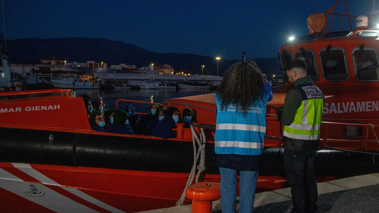 Trasladan a Motril a 16 migrantes que habían llegado a la isla de Alborán