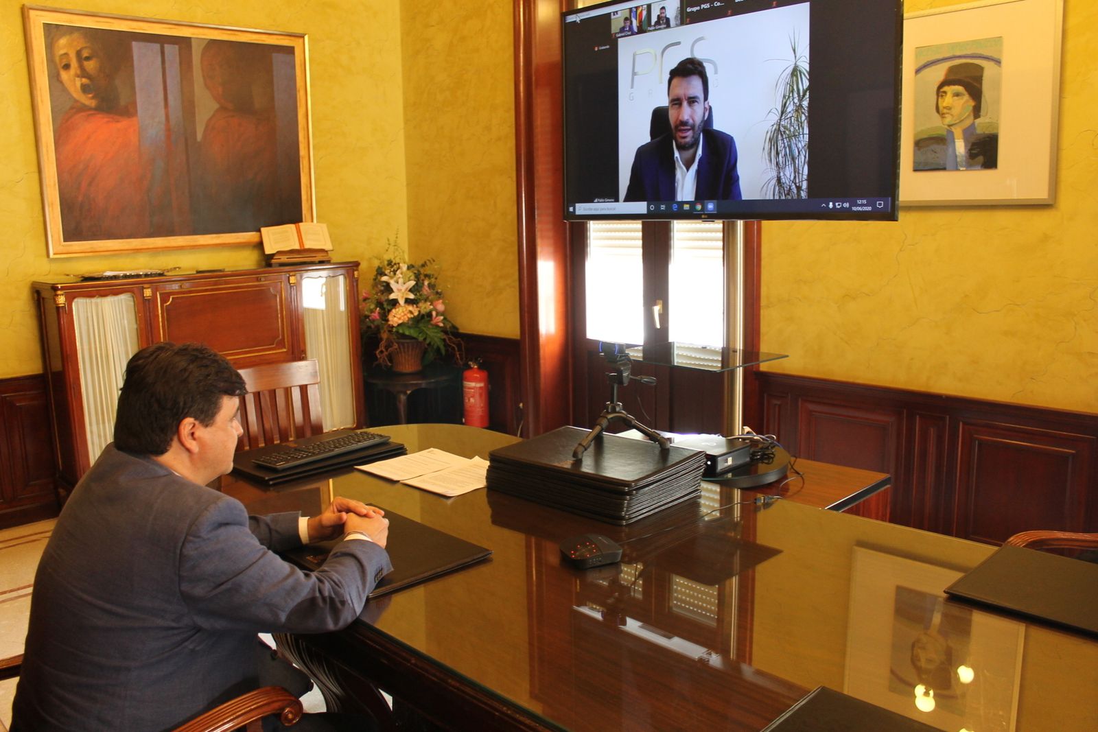 El alcalde, Gabriel Cruz, durante su participación en el foro virtual, con el analista Pablo Gimeno en pantalla.