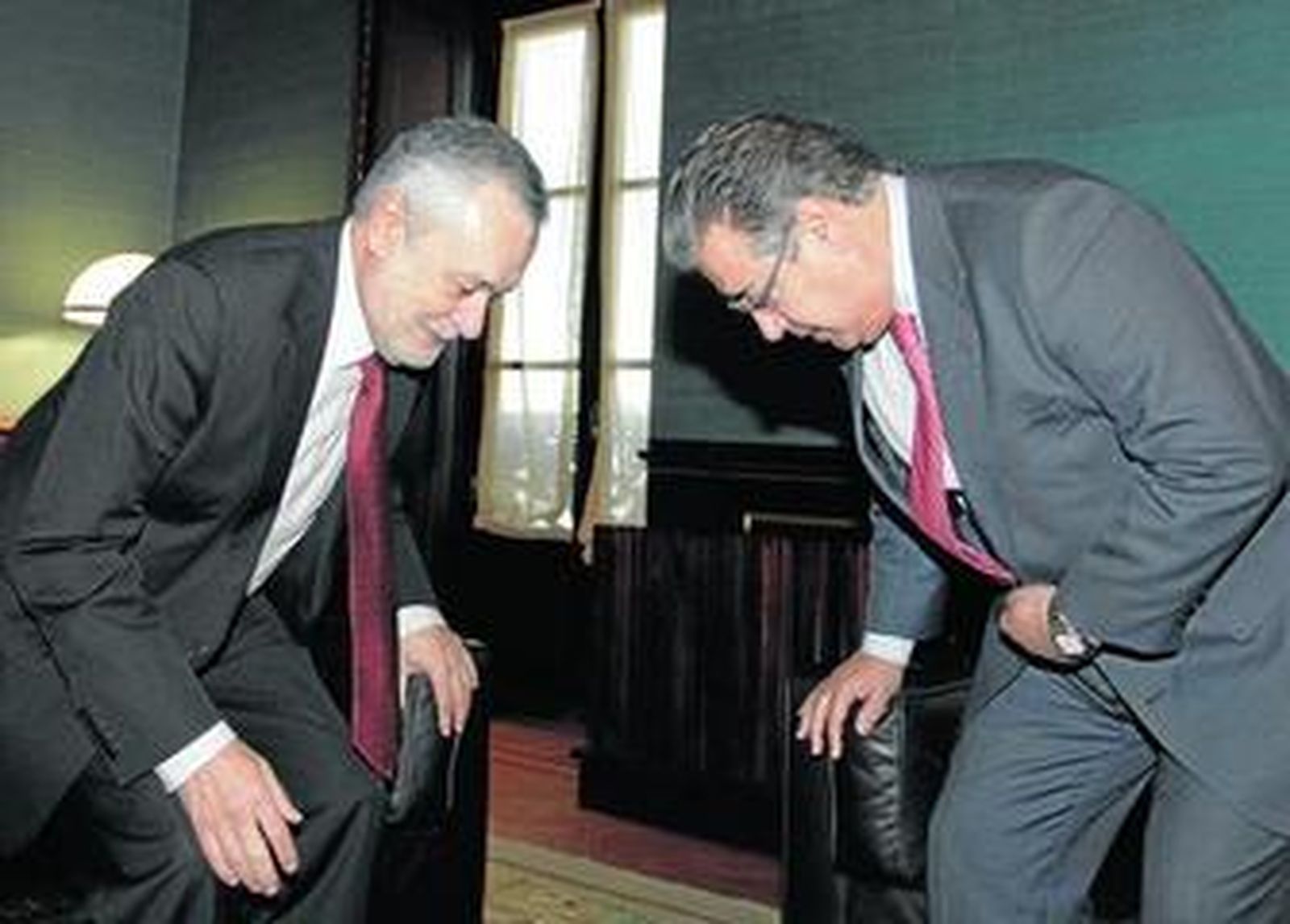 El presidente José Antonio Griñán y el líder del PP andaluz, Juan Ignacio Zoido, se sientan antes de comenzar ayer su reunión.