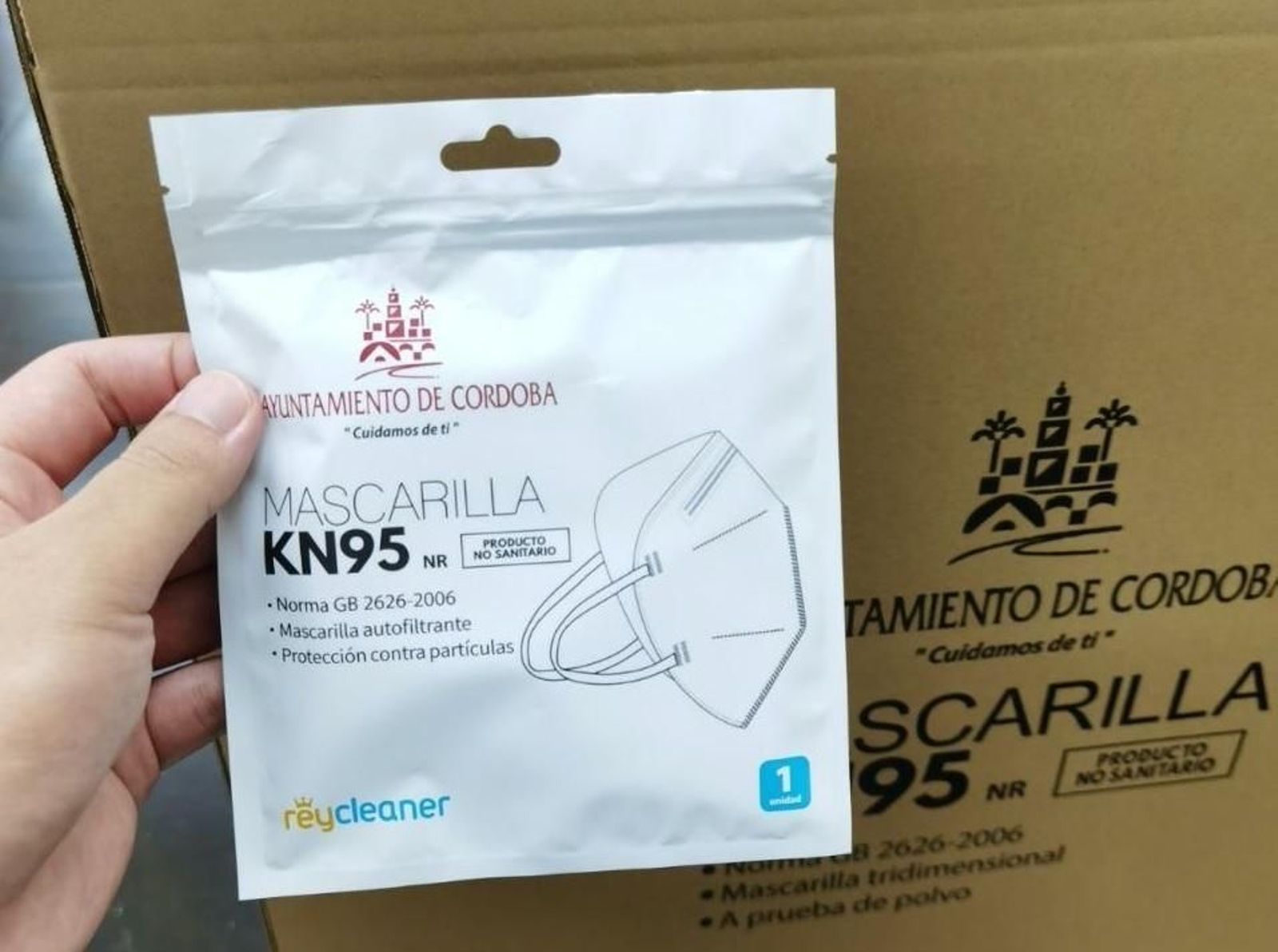 Muestra de las mascarillas que se repartirán.