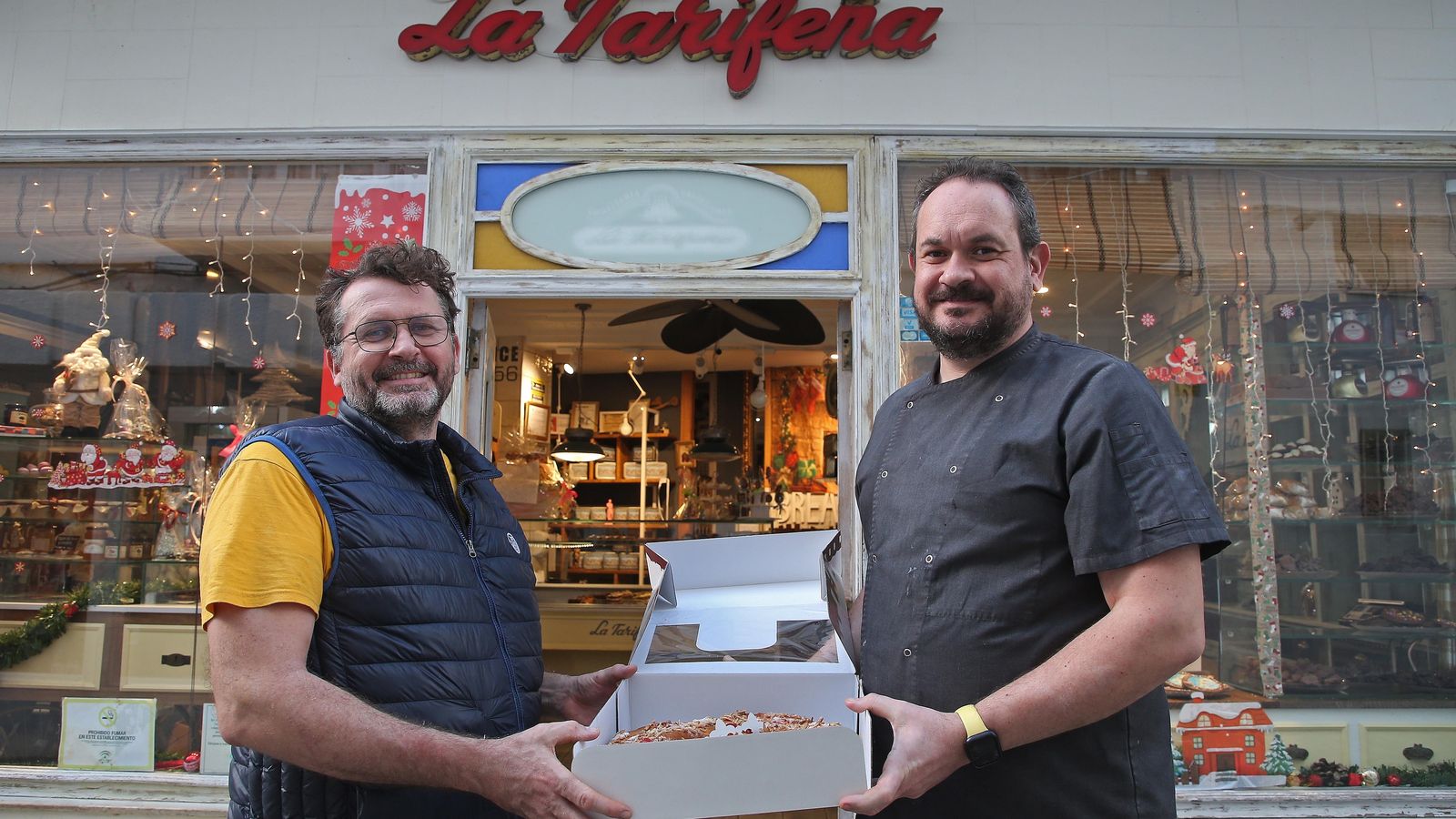 José y Carlos Bernal enseñan un roscón a las puertas de La Tarifeña.