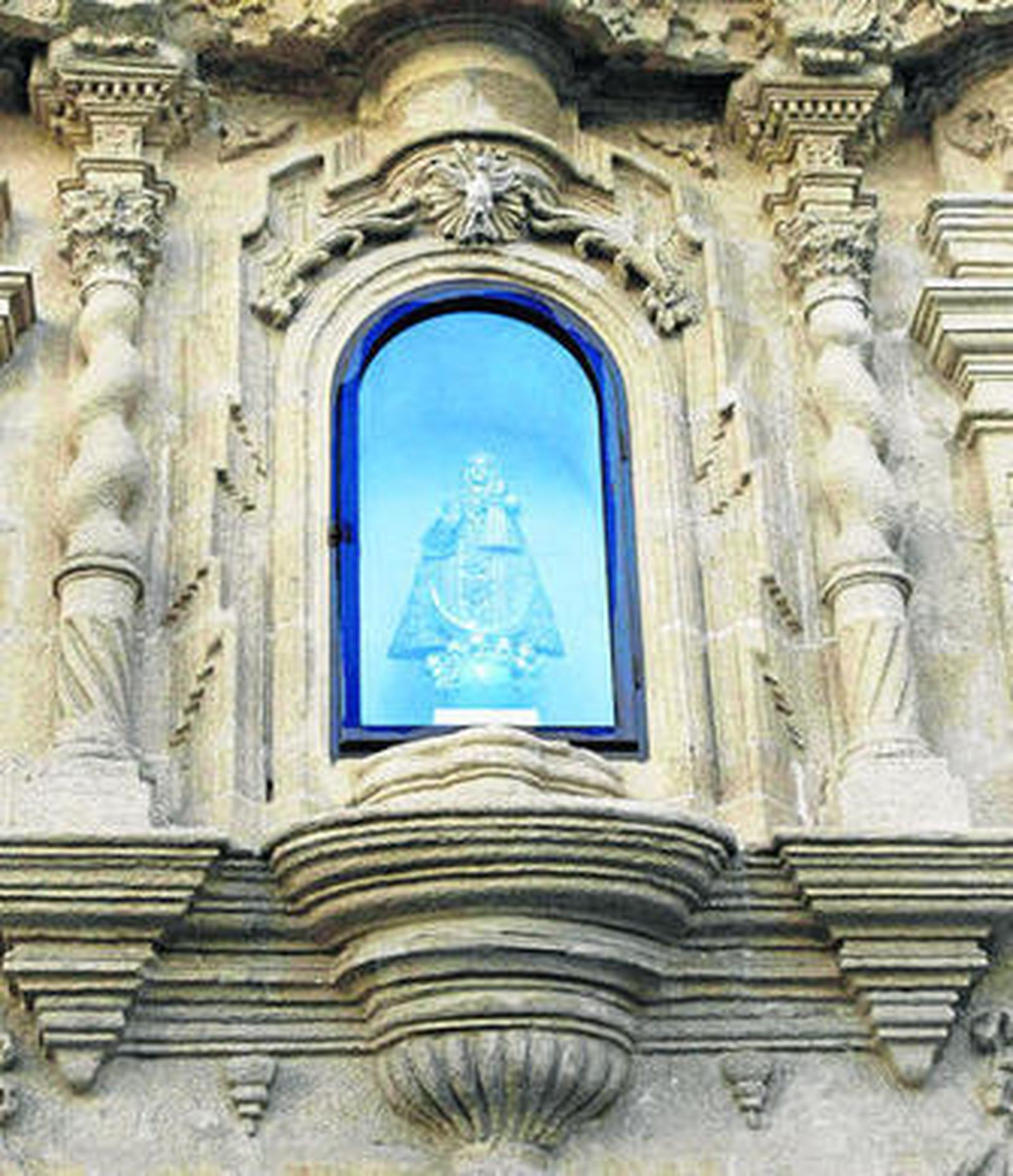 La Virgen de la Placilla, ubicada en una hornacila en la Casa de los Leones.