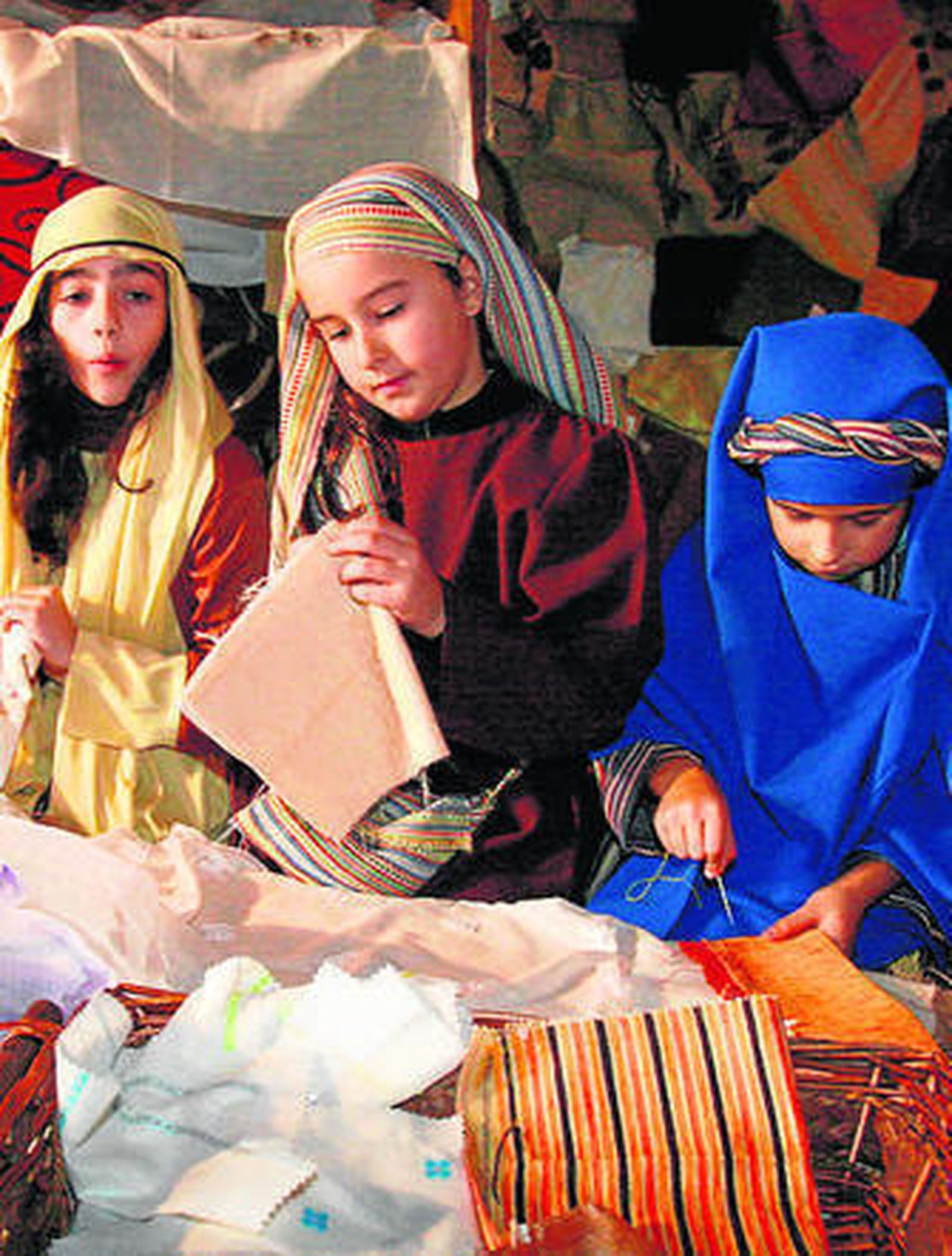 1. El nacimiento, con la Virgen María, San José, el ángel, el niño y los tres reyes magos . 2. Tres hebreas cosiendo. 3. La cohorte de romanos que custodia el palacio de Herodes -en el centro de la imagen-.