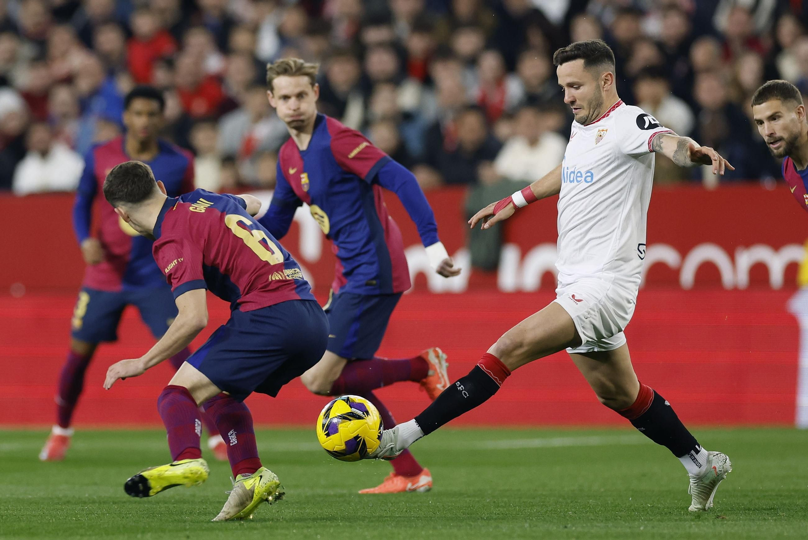 Las fotos del pobrísimo paso de Saúl Ñíguez por el Sevilla