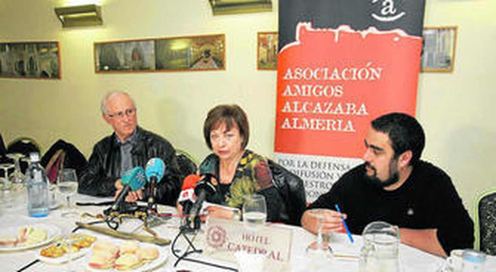 María Teresa Pérez, presidenta de la Asociación Amigos de la Alcazaba con Francisco Verdegay.