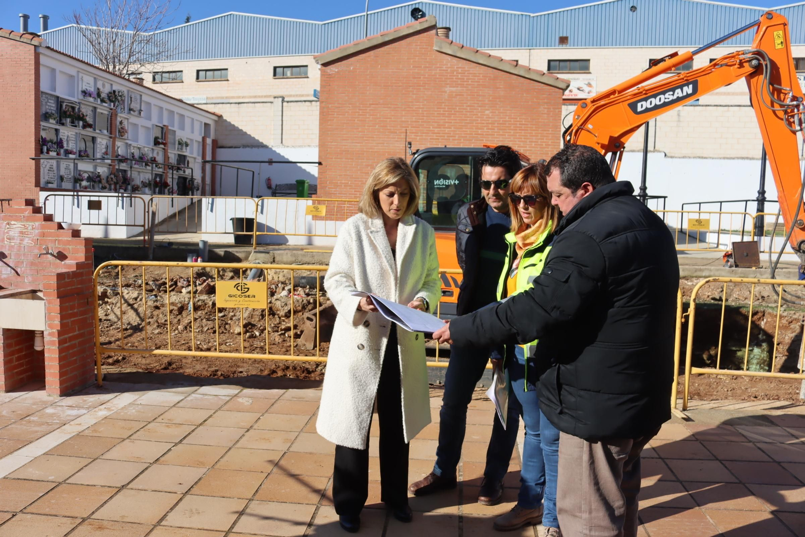 Visita al inicio de las obras en el cementerio municipal. Visita al inicio de las obras en el cementerio municipal.