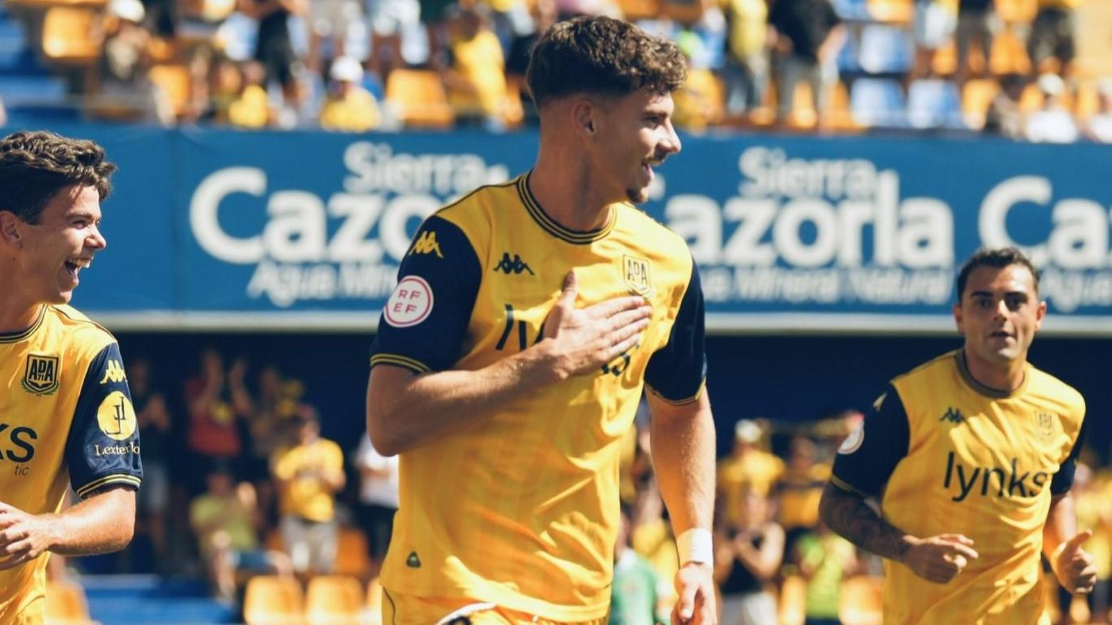Mariano Carmona, delantero del Córdoba CF cedido al Alcorcón, celebra su primer gol con los alfareros.