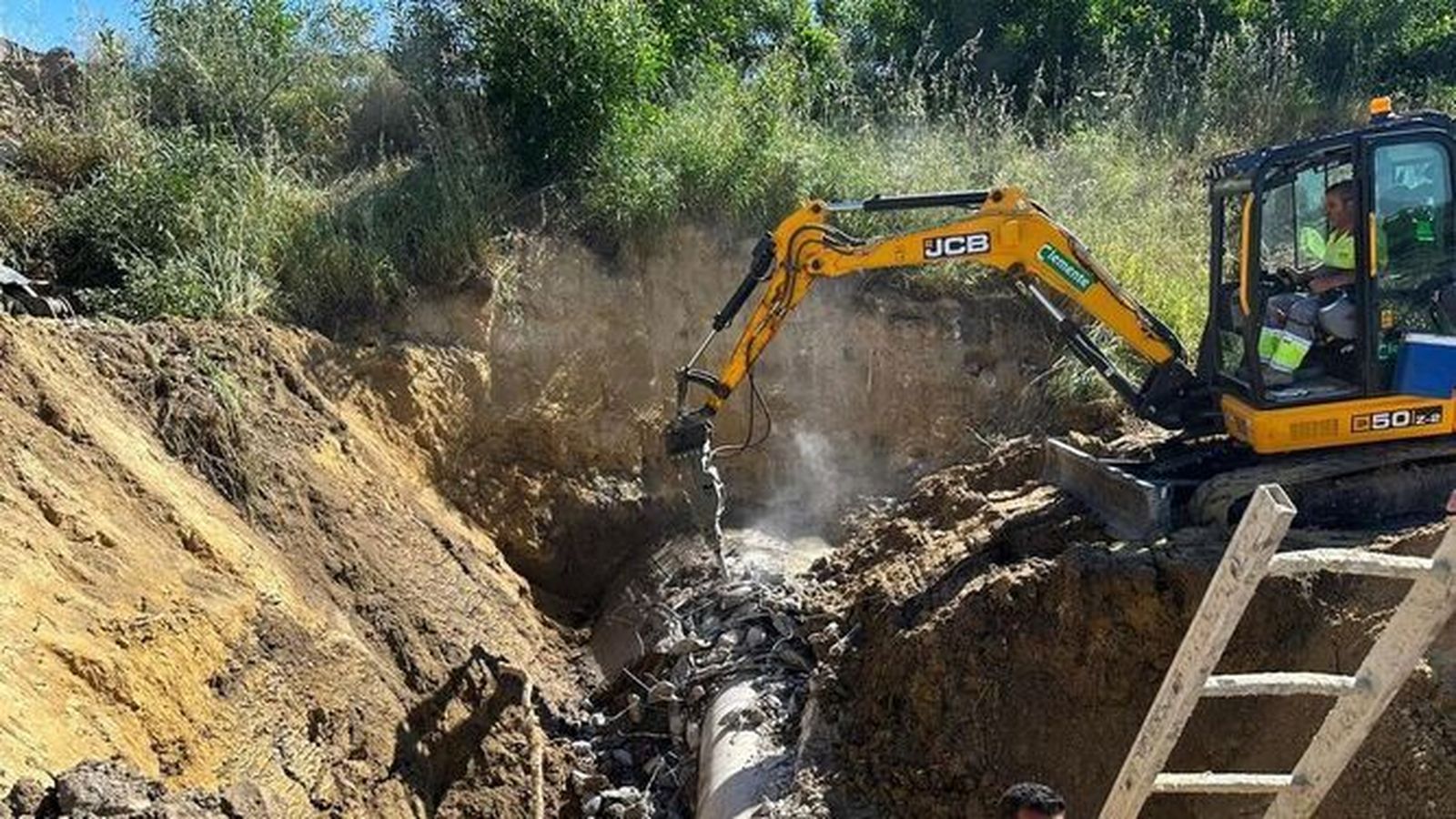 Operarios solucionando la avería en Vejer