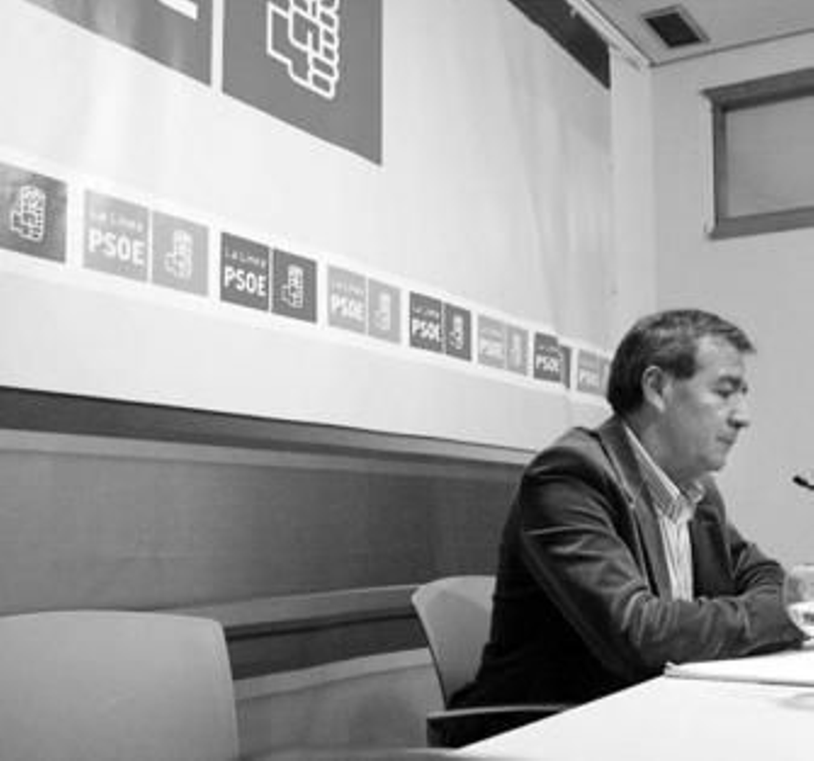 El concejal del PSOE Manuel Caeiro, ayer durante la rueda de prensa.